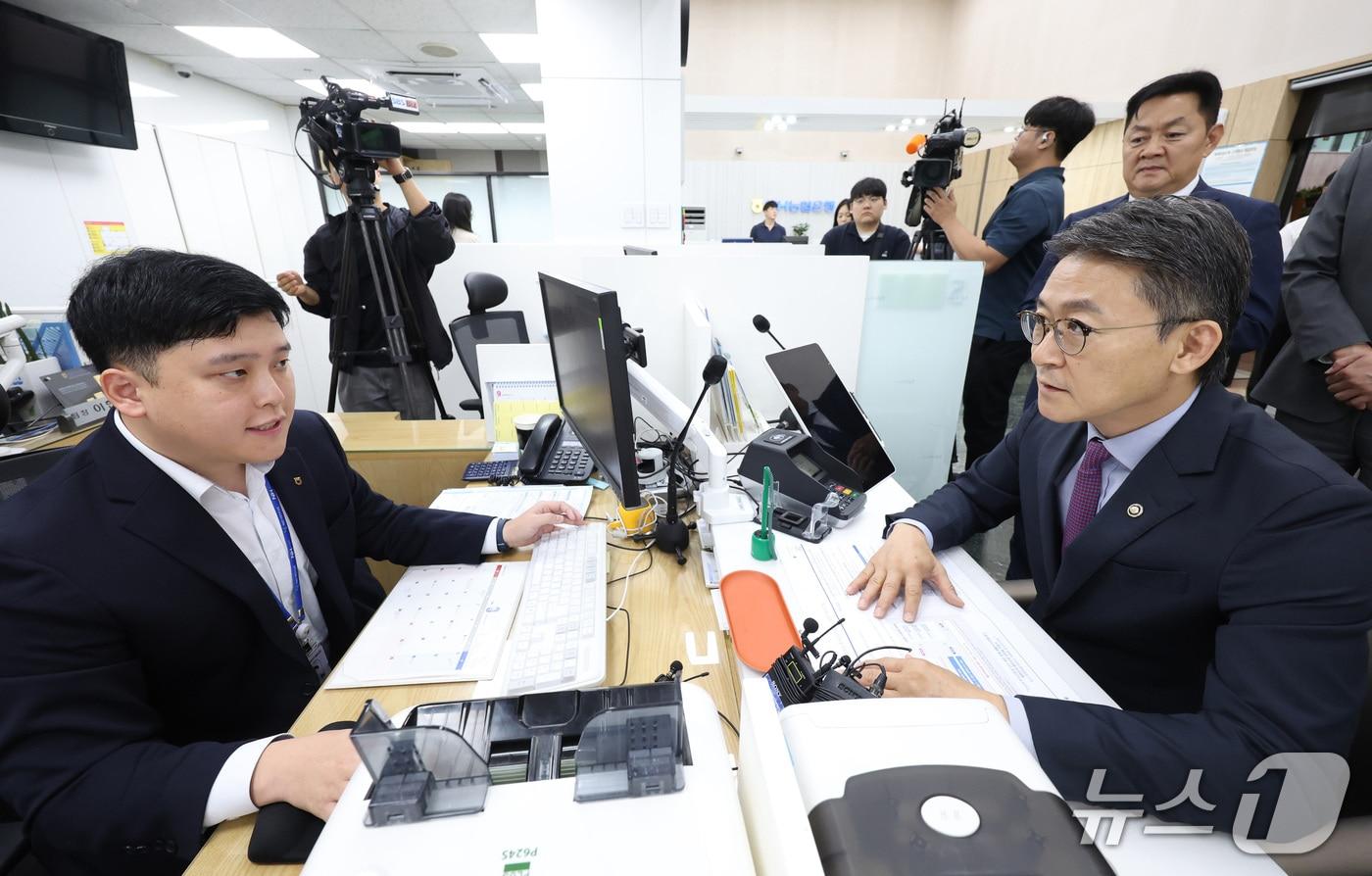 본문 이미지 - 권대영 금융위원회 부위원장이 30일 서울 종로구 농협은행 정부서울청사지점에서 국민참여성장펀드를 가입하고 있다. (공동취재) ⓒ 뉴스1 김성진 기자