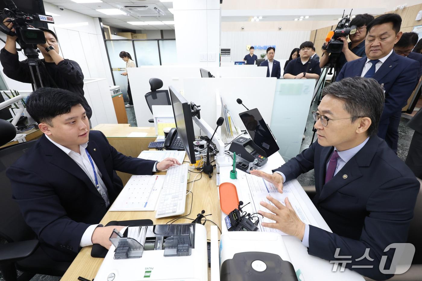 본문 이미지 - 권대영 금융위원회 부위원장이 30일 서울 종로구 농협은행 정부서울청사지점에서 국민참여성장펀드를 가입하고 있다. (공동취재) 2026.9.30 ⓒ 뉴스1 김성진 기자
