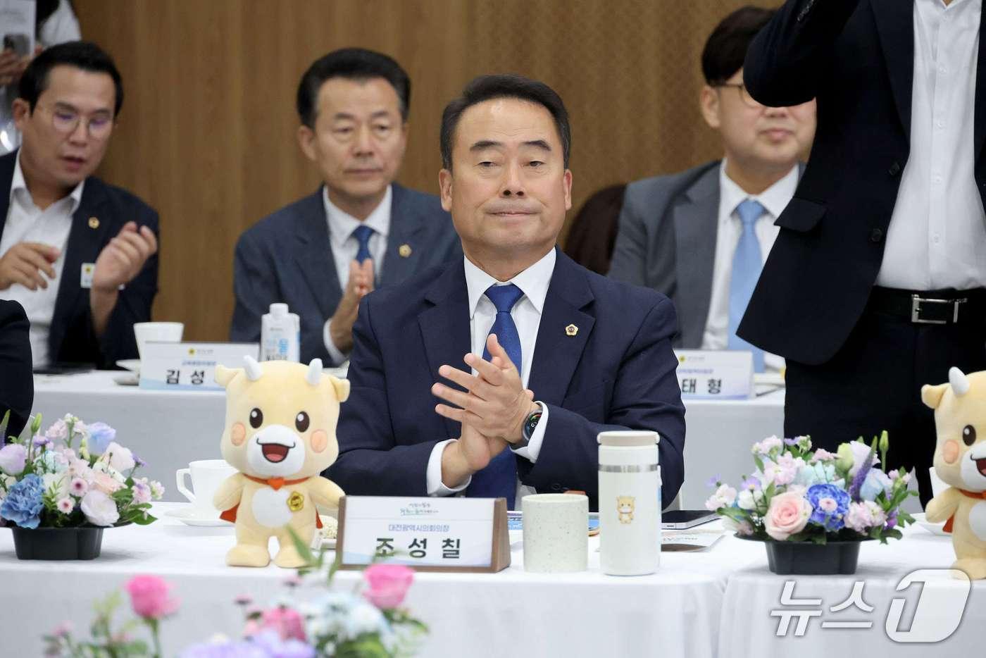 본문 이미지 - 조성칠 의장이 지난 29일 경기도의회에서 열린 '2026년 대한민국 시도의회의장협의회 6차 임시회에 참석했다. (시의회 제고) / 뉴스1
