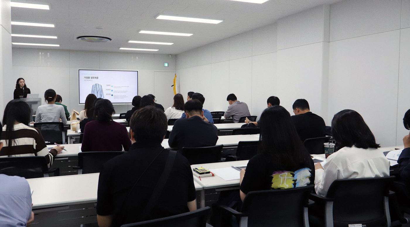 본문 이미지 - 공영홈쇼핑이 서울 동대문구 카트리 시험연구원에서 협력사 20여곳을 대상으로 섬유제품 품질관리 교육을 진행했다. (공영홈쇼핑 제공) 
