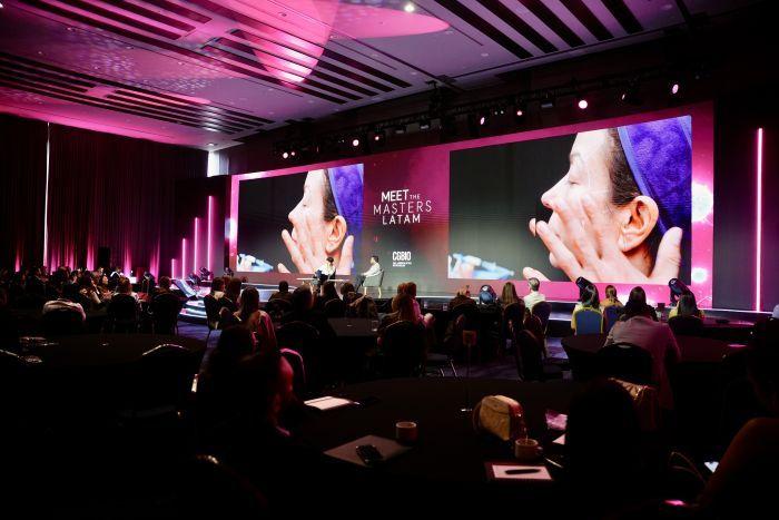 본문 이미지 - 콜롬비아 보고타 Hilton Bogota Corferias에서 열린 '2026 Meet the Master LATAM'에서 중남미 미용성형 전문의들이 참석한 가운데 안면 시술 시연이 대형 스크린을 통해 생중계되고 있다. (대웅 제공)