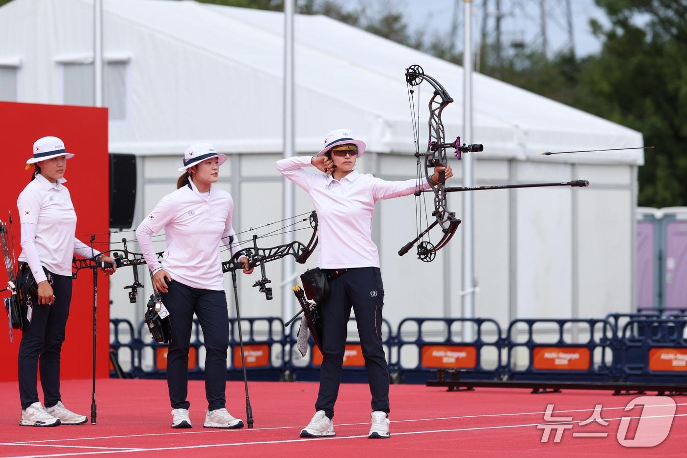본문 이미지 - 대한민국 박예린, 박정윤, 강연서가 30일 일본 오카자키 중앙종합공원 다목적광장에서 열린 2026 아이치·나고야 아시안게임 양궁 컴파운드 여자 단체전 준결승에서 인도를 상대로 경기를 펼치고 있다. 2026.9.30 ⓒ 뉴스1 안은나 기자