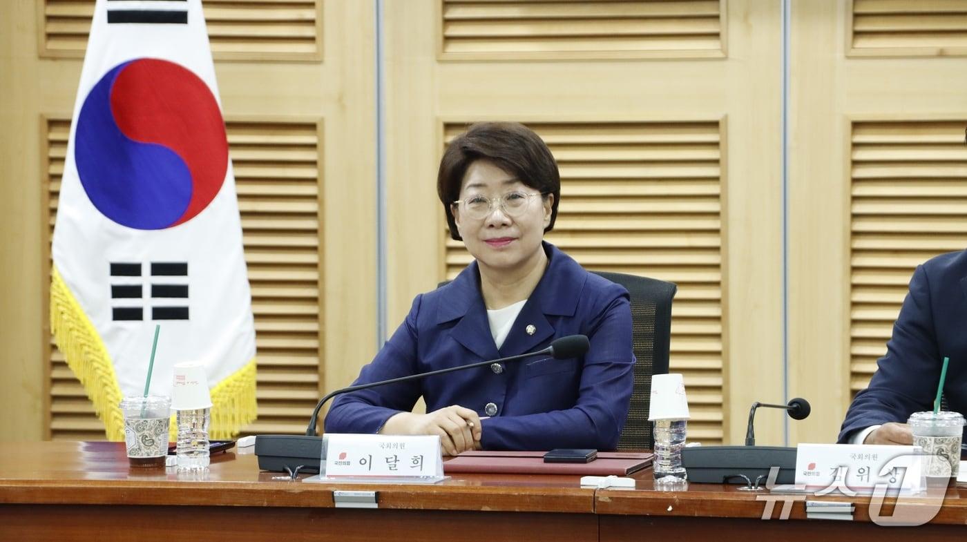 본문 이미지 - 국회 보건복지위원회 이달희 의원은 보건복지부로부터 제출받은 '닥터헬기 운용 현황' 자료를 분석한 결과, 전국 8개 지역에 배치된 닥터헬기 조종사 41명이 모두 50대 이상이며 이 중 16명(39%)은 60대 이상인 것으로 나타났다고 밝혔다. (이달희 의원 제공. 재판매 및 DB 금지)/뉴스1