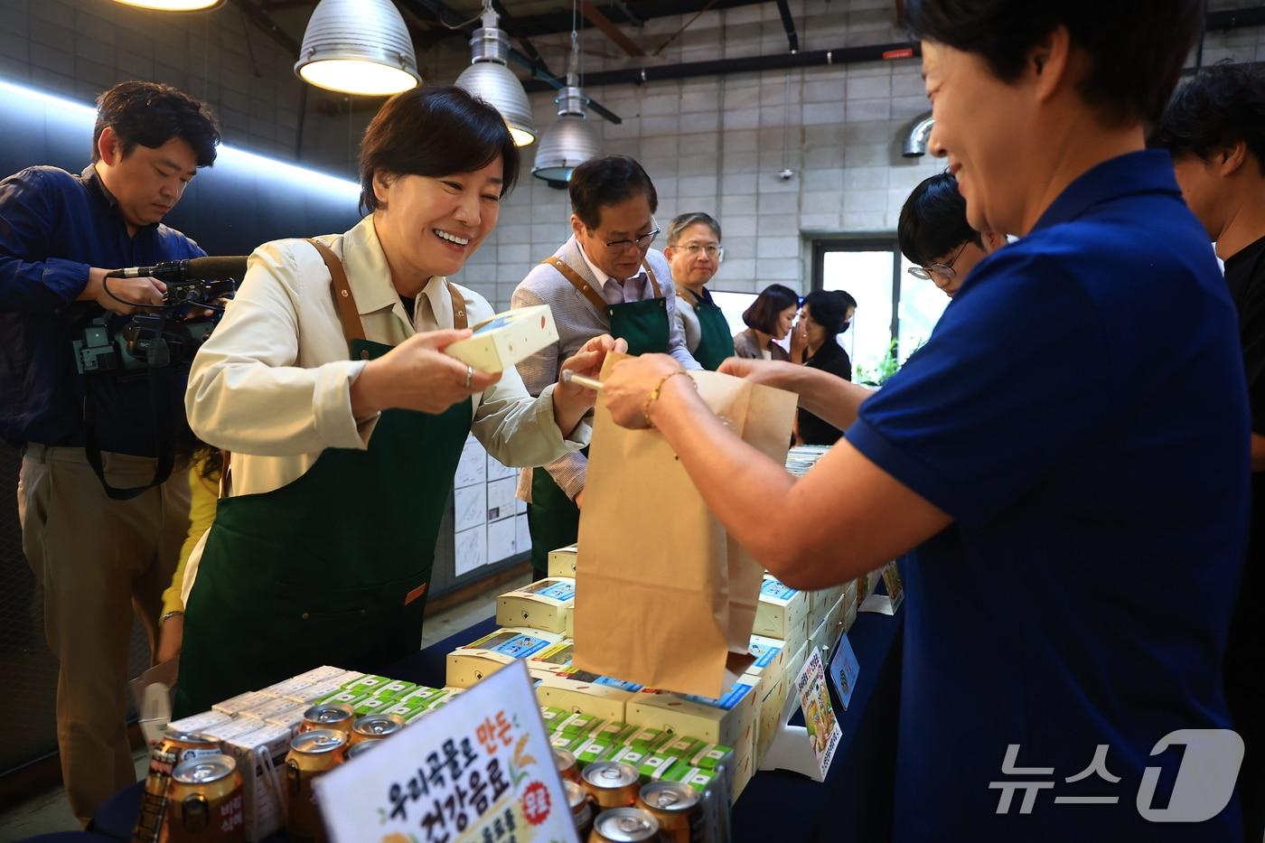 본문 이미지 - 송미령 농림축산식품부 장관은 오전 전북특별자치도 전주시 소재 산업단지를 찾아 '산단 노동자 천원의 아침밥' 운영 상황을 점검하고, 산단 노동자와 사업 운영 관계자들을 격려했다. (농식품부 제공) /2026.9.30/ ⓒ 뉴스1