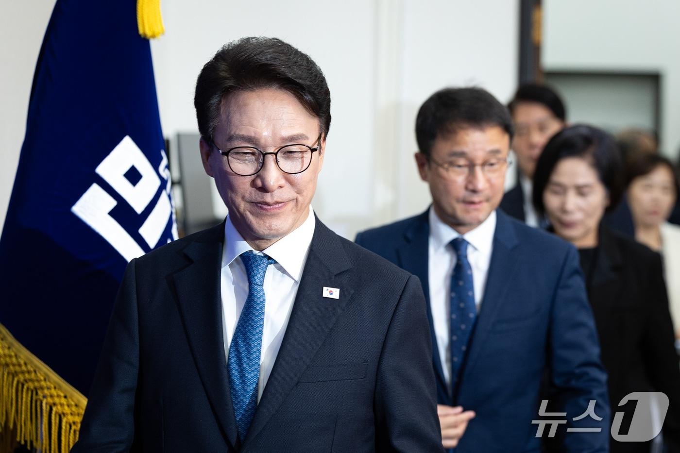 본문 이미지 - 김민석 더불어민주당 대표와 한병도 원내대표를 비롯한 지도부가 30일 서울 여의도 국회에서 열린 최고위원회의에 참석하고 있다. 2026.9.30 ⓒ 뉴스1 유승관 기자