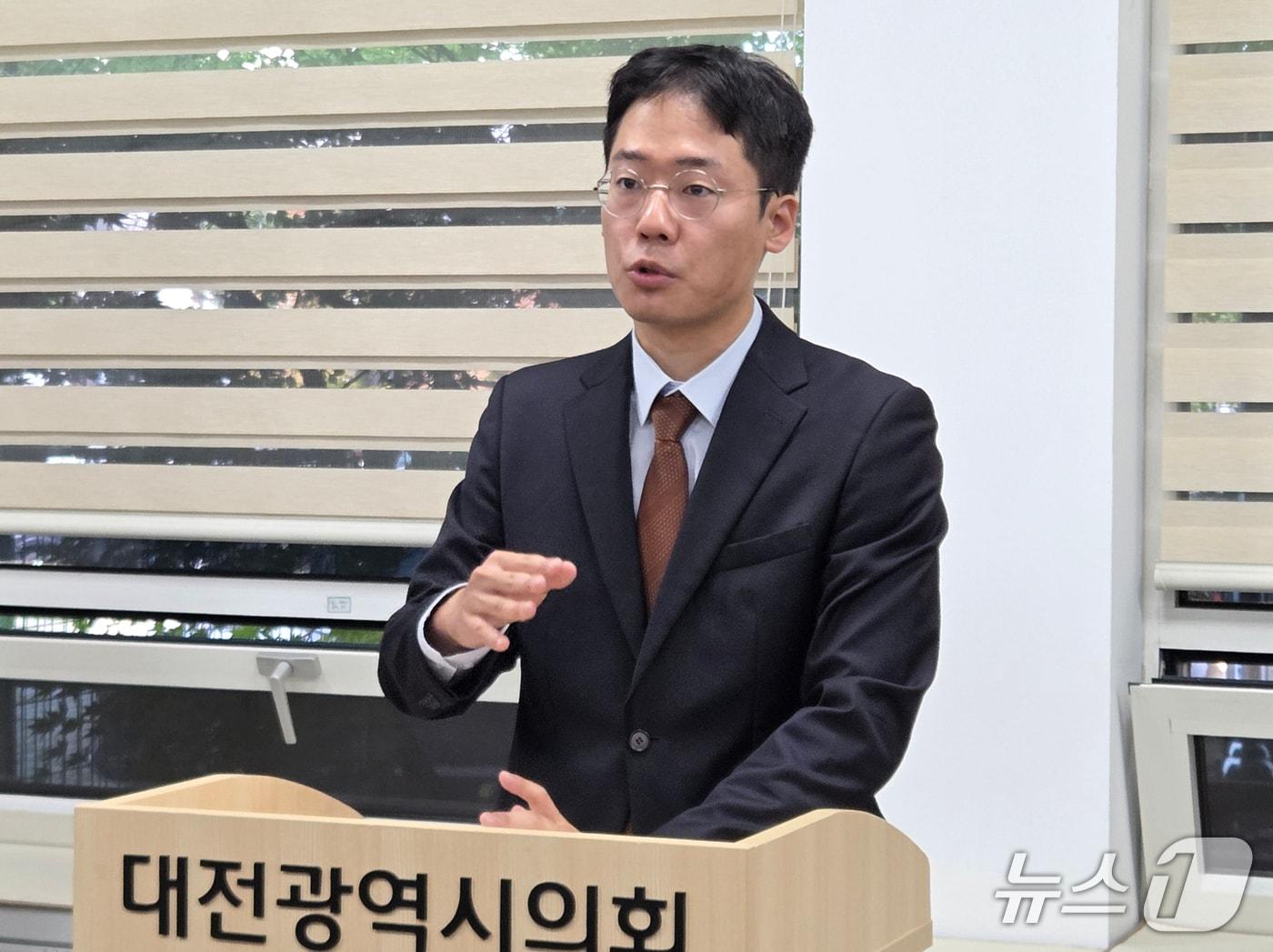 본문 이미지 - 강희린 개혁신당 대전시당위원장이 기자회견을 하고 있다.ⓒ 뉴스1 김기태 기자