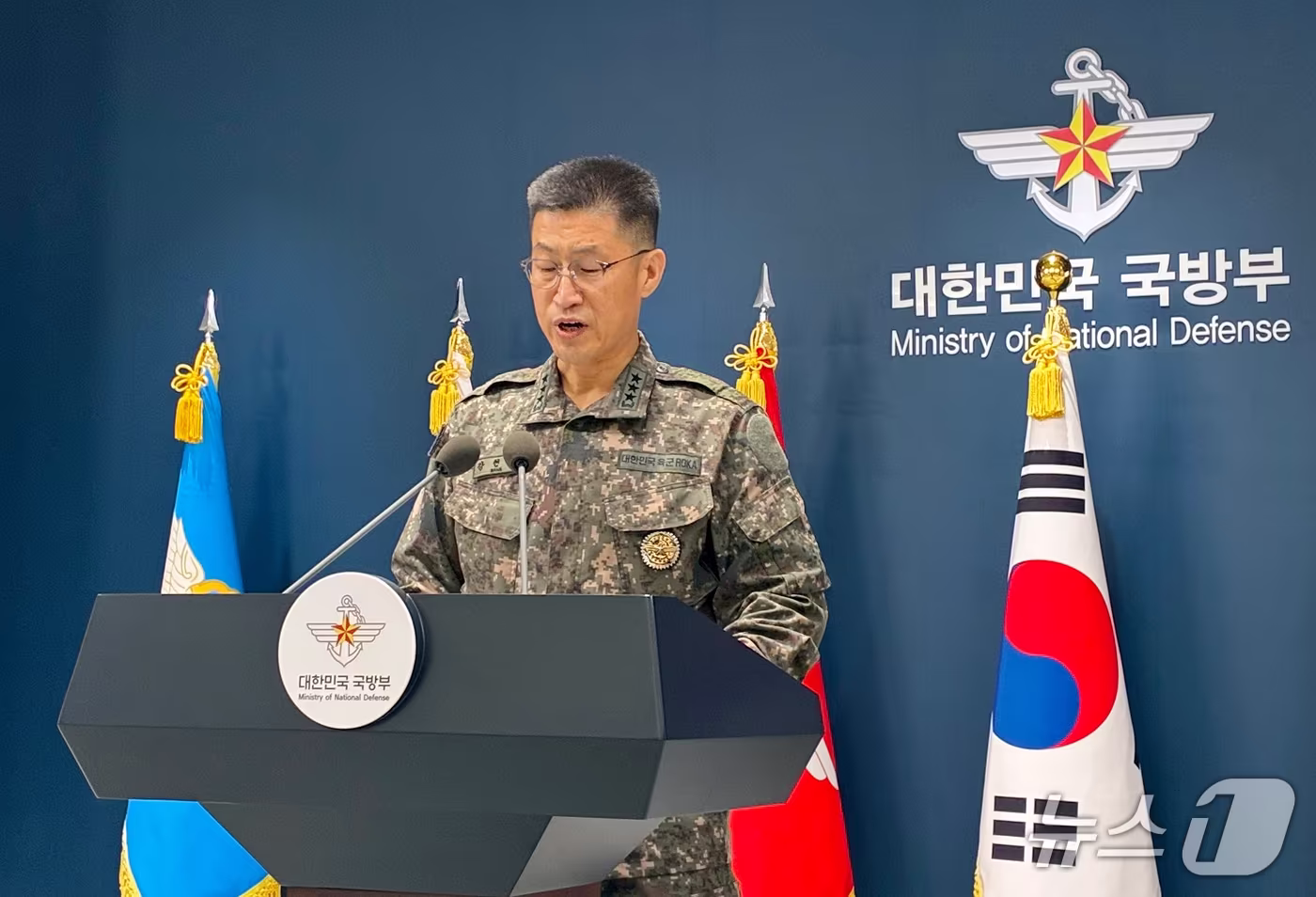 본문 이미지 - 강현우 합동참모본부 작전본부장(육군 중장)이 30일 서울 용산구 국방부에서 비무장지대(DMZ) 지뢰 폭발 사고 관련 브리핑을 하고 있다. 2026.9.30 ⓒ 뉴스1 김기성 기자