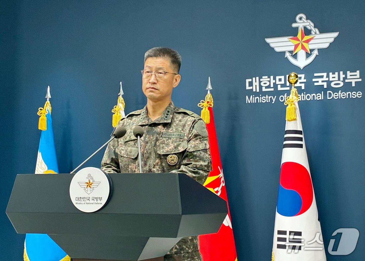 본문 이미지 - 강현우 합동참모본부 작전본부장이 30일 서울 용산구 국방부에서 비무장지대(DMZ) 지뢰 폭발 사고 관련 브리핑을 하고 있다. 2026.9.30 ⓒ 뉴스1 김기성 기자