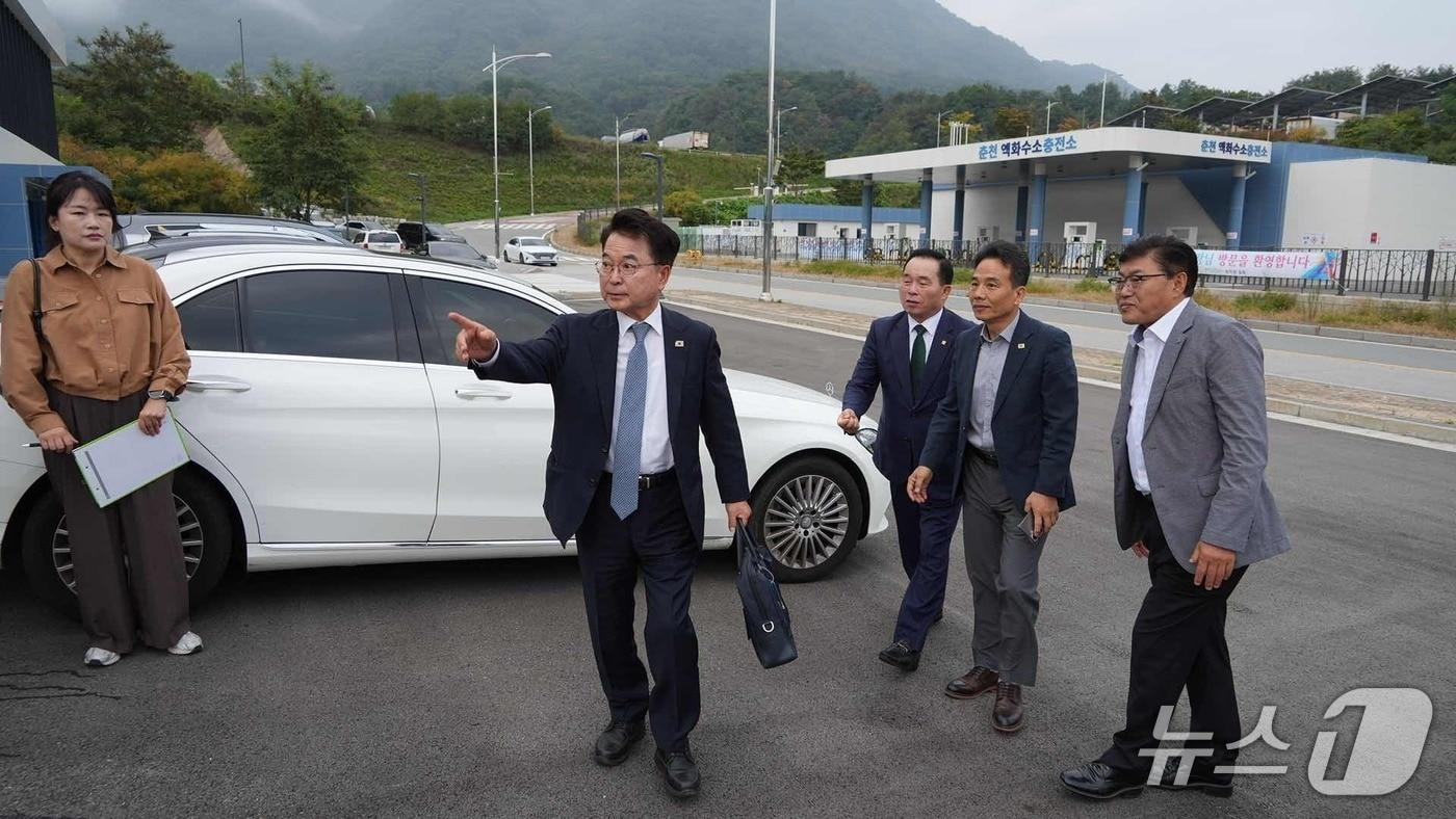 본문 이미지 - 육동한 춘천시장이 30일 오전 학곡리 제2공영차고지를 찾아 시설 운영 현황을 확인하고 있다.(춘천시 제공. 재판매 및 DB 금지)