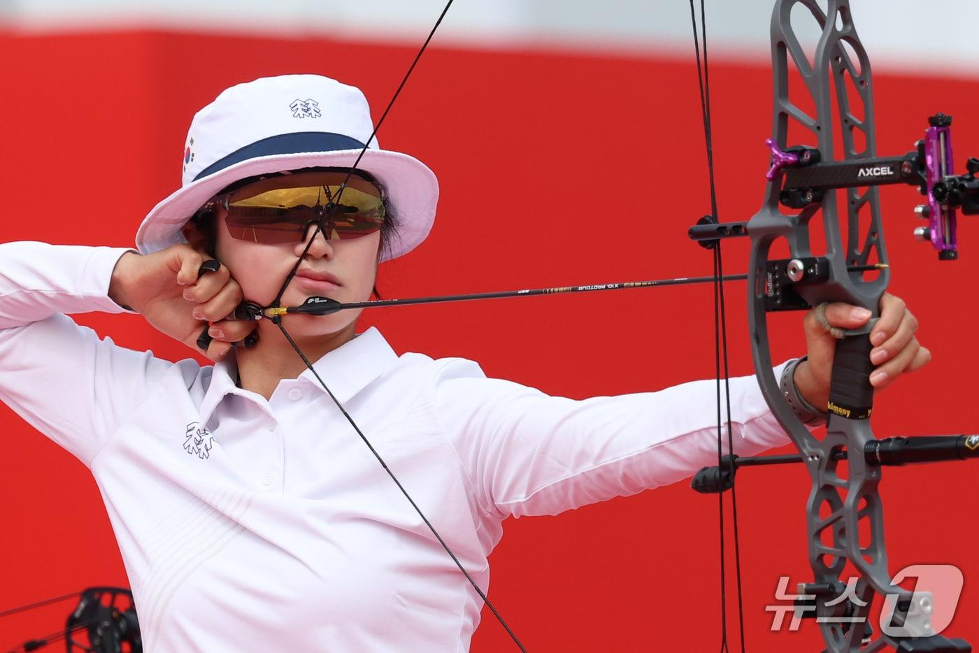 본문 이미지 - 대한민국 박정윤이 30일 일본 오카자키 중앙종합공원 다목적광장에서 열린 2026 아이치·나고야 아시안게임 양궁 컴파운드 여자 단체전 동메달 결정전에서 대만을 상대로 경기를 펼치고 있다. 2026.9.30 ⓒ 뉴스1 안은나 기자