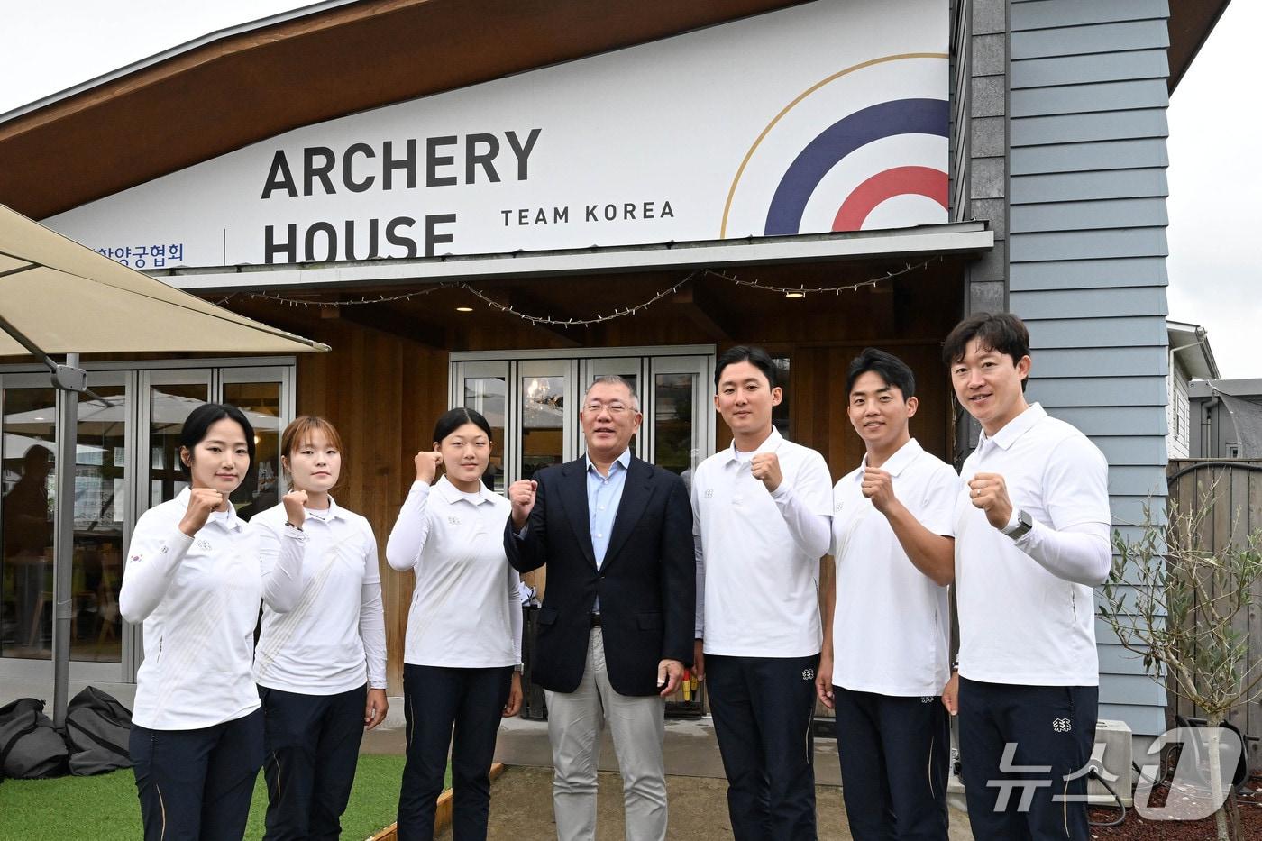 본문 이미지 - 대회장 인근에 마련된 대한민국 양궁 대표선수단 전용 휴게공간 앞에서 대표선수들과 정의선 대한양궁협회 회장이 기념촬영을 하는 모습. 왼쪽부터 박정윤, 박예린, 강연서 선수, 정의선 대한양궁협회 회장, 김종호, 최은규, 최용희 선수. (대한양궁협회 제공)