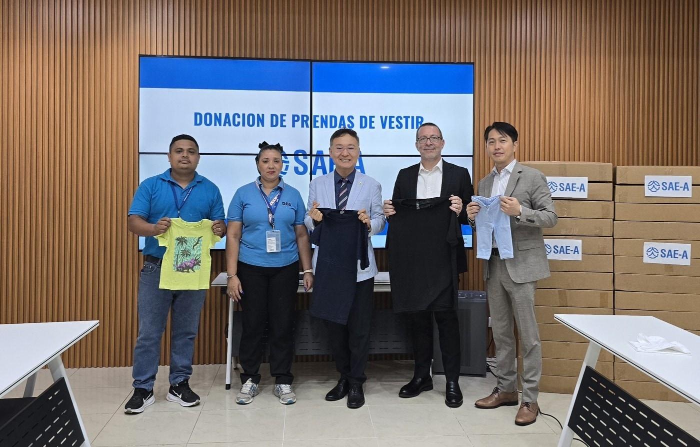본문 이미지 - 왼쪽부터 Michael Carranza Forno 세관원, Miguela Karolina Romero 지역 세관장, 조영준 주니카라과 한국대사, Alfredo Coronel 전 공단청장, 권민철 세아상역 니카라과 법인장이 기념사진을 찍고 있다.(세아상역 제공)