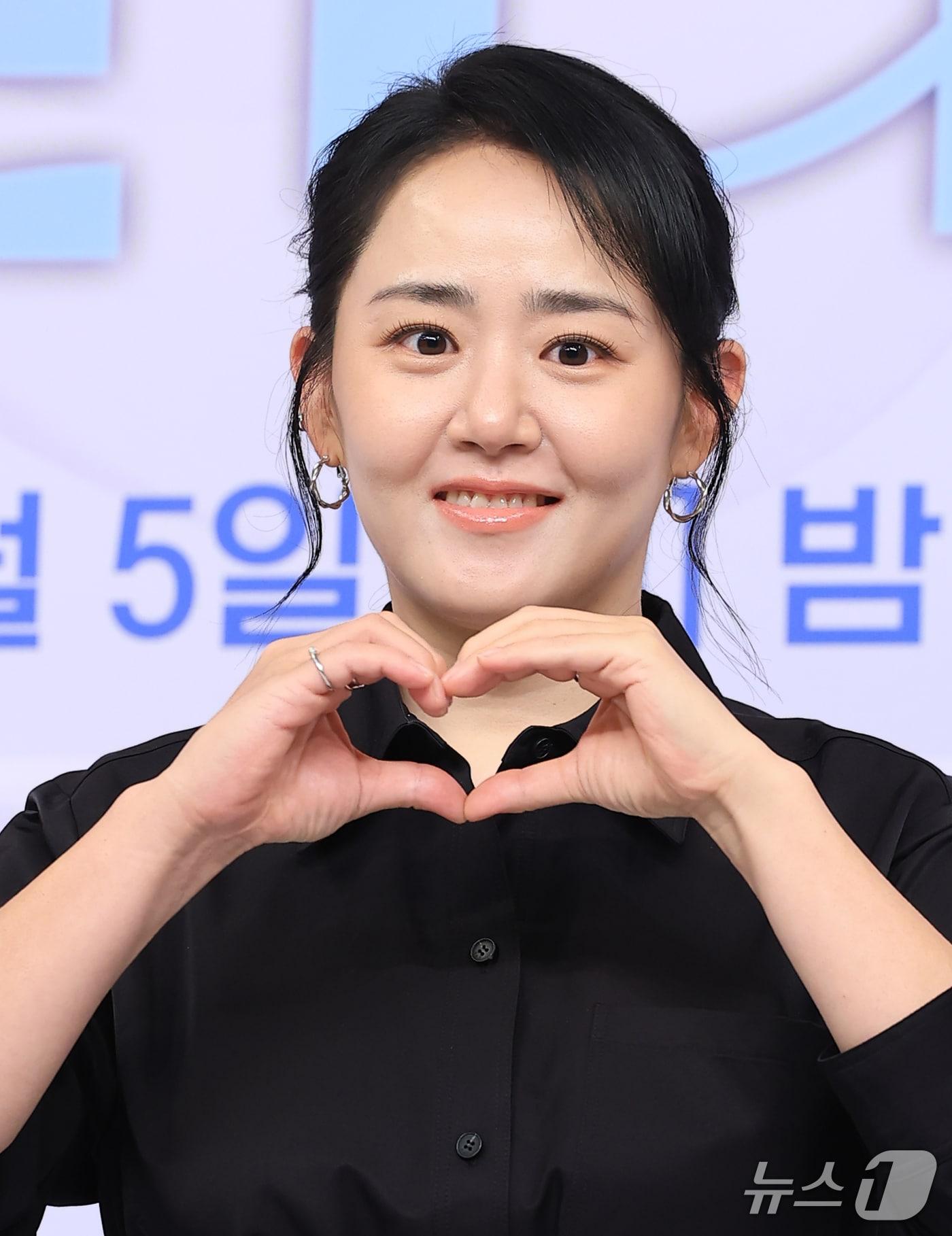 본문 이미지 - 배우 문근영이 30일 서울 양천구 목동 SBS에서 열린 SBS 예능프로그램 '우리들의 발라드2' 제작발표회에 참석해 포즈를 취하고 있다. 2026.9.30 ⓒ 뉴스1 권현진 기자