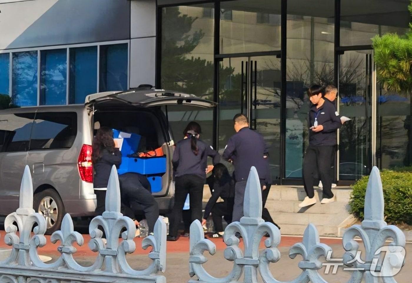 본문 이미지 - '노조 와해 의혹' 모베이스 전자 압수수색 하는 노동부 천안지청.(민주노총 세종충남지역노조 제공. 재판매 및 DB 금지)