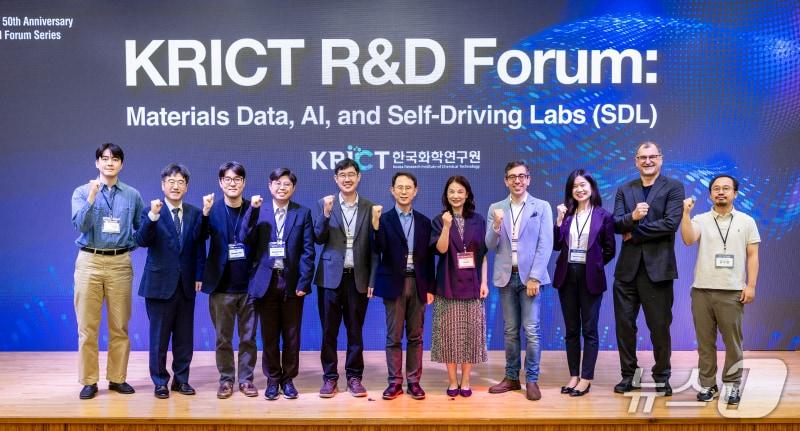 본문 이미지 - 29일 한국화학연구원 대전 본원에서 열린 포럼 참석자들이 기념사진을 촬영하고 있다.(화학연 제공) /뉴스1