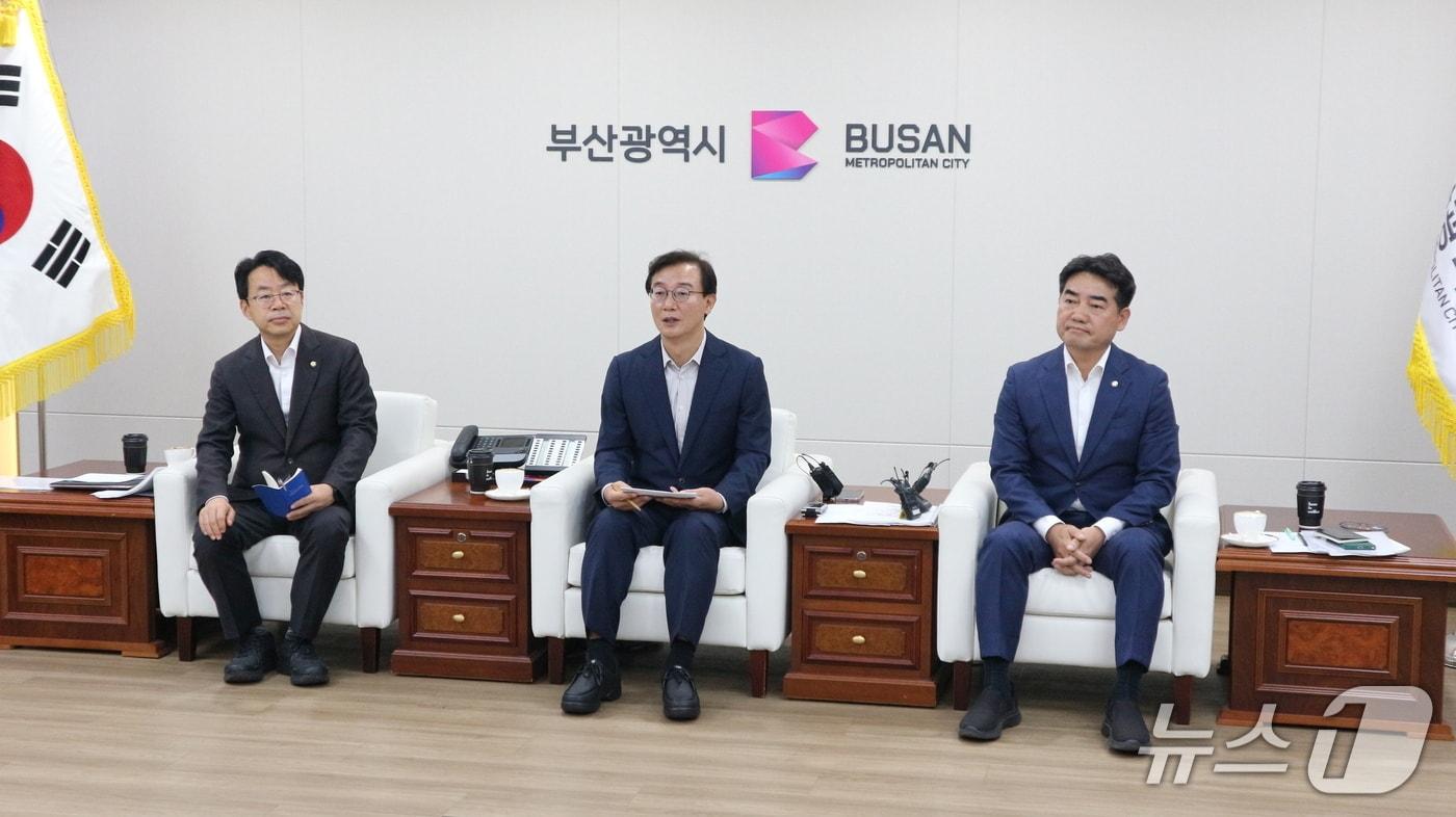 본문 이미지 - 30일 시청 7층 의전실에서 진행된 '부산 발전 여야정 회의'에서 전재수 부산시장이 모두발언을 하고 있다.2026.9.30 ⓒ 뉴스1 이주현 기자
