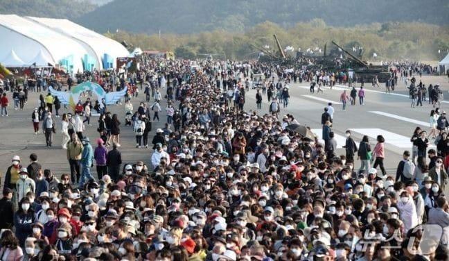 본문 이미지 - 계룡세계군문화엑스포 당시 계룡대 활주로에 많은 관람객이 몰린 모습. (계룡시 제공. 재판매 및 DB금지) /뉴스1