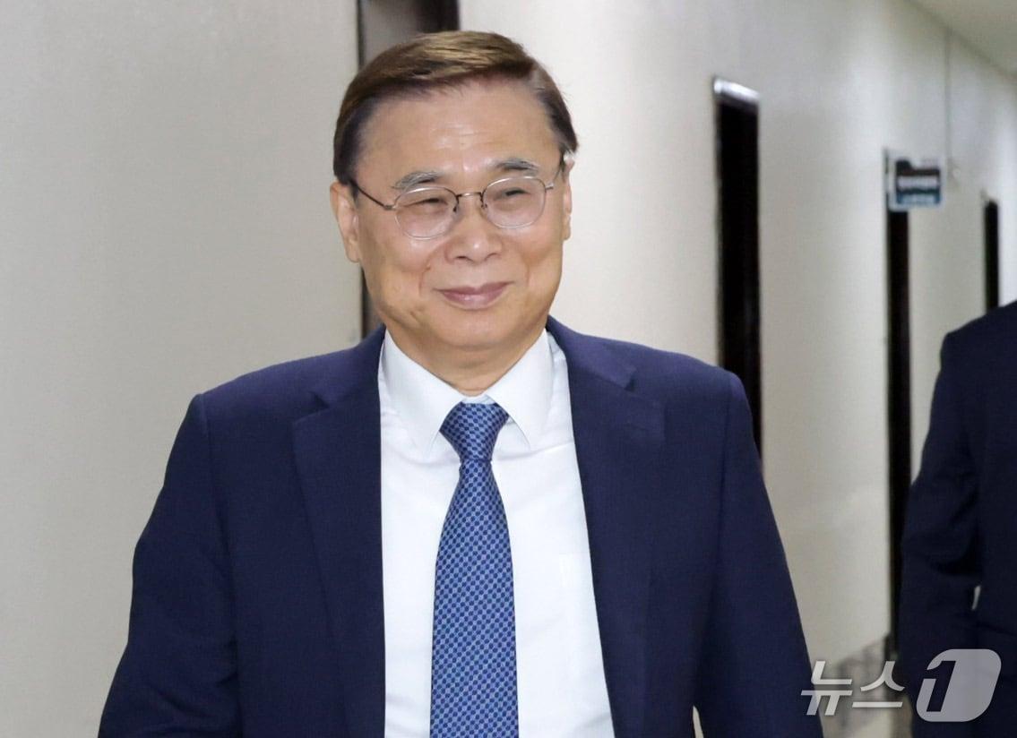 본문 이미지 - 이종석 국정원장이 30일 서울 여의도 국회에서 열린 정보위원회 전체회의를 마치고 퇴장하고 있다. 2026.9.30 ⓒ 뉴스1 국회사진기자단