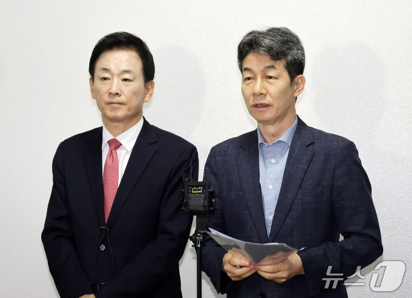 본문 이미지 - 국회 정보위 여야 간사인 윤건영 더불어민주당(오른쪽), 유영하 국민의힘 의원이 30일 서울 여의도 정보위원회 전체회의를 마친 후 브리핑하고 있다. 2026.9.30 ⓒ 뉴스1 국회사진기자단