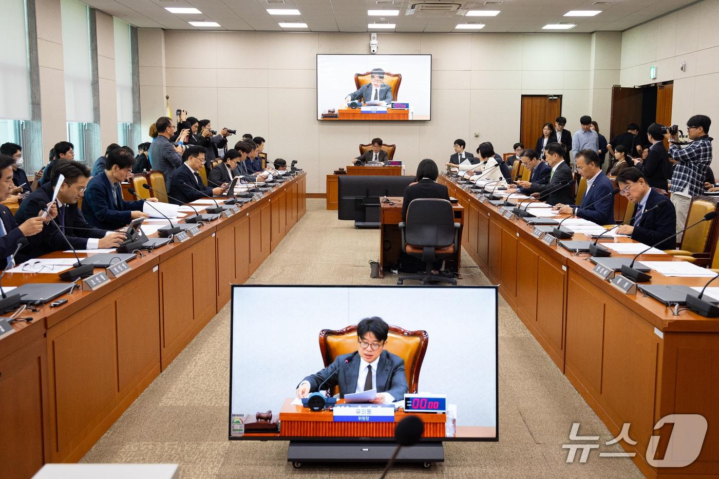 본문 이미지 - 유의동 국회 국토교통위원장이 30일 서울 여의도 국회에서 열린 제439회 국회(정기회) 국토교통위원회 제4차 전체회의를 주재하고 있다. 2026.9.30 ⓒ 뉴스1 유승관 기자