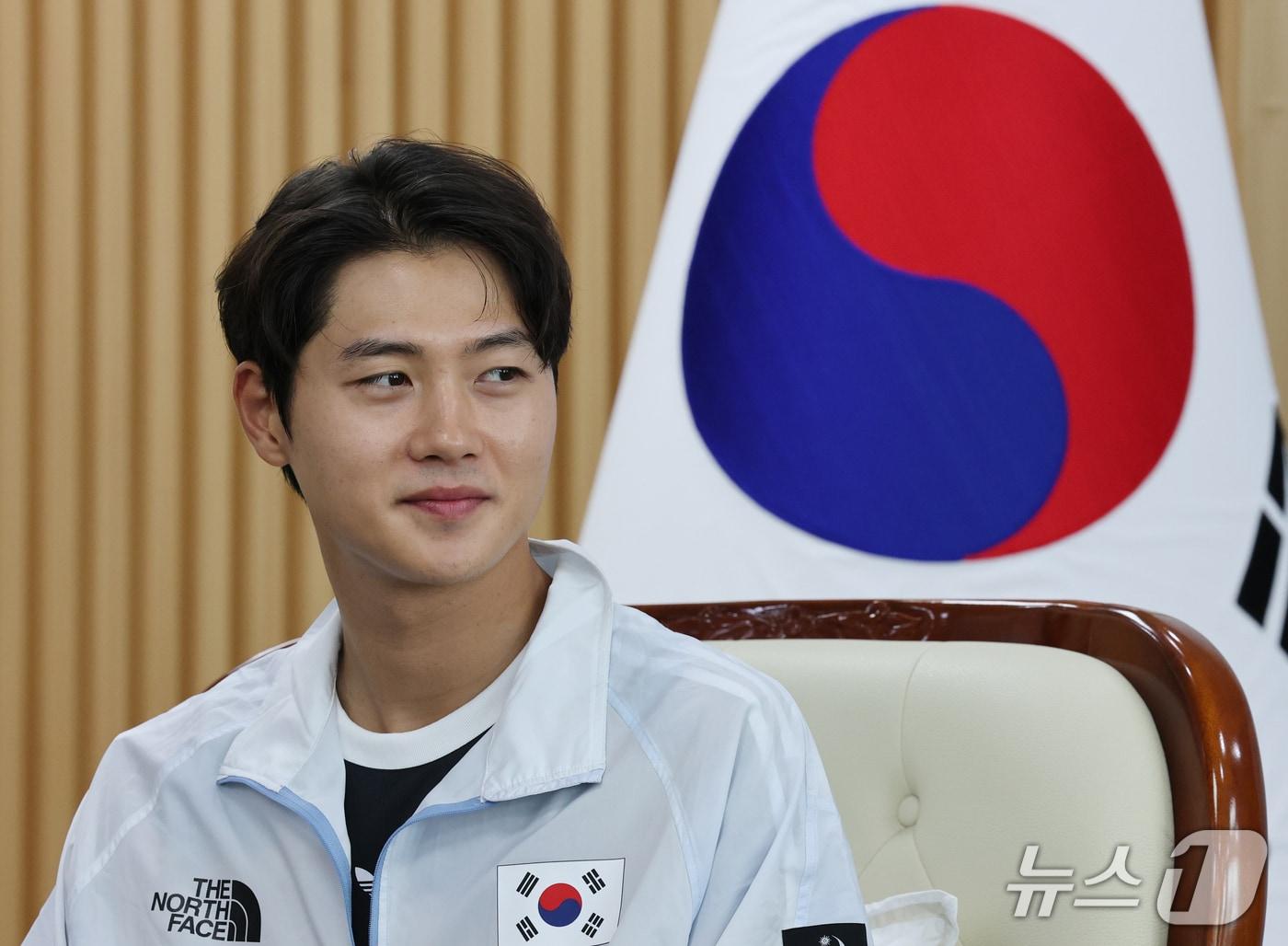 본문 이미지 - 오상욱 펜싱 선수가 30일 대전시청 접견실에서 열린 2026 아이치 나고야 아시안게임에서 메달을 획득한 대전시 소속 선수 격려행사에서 소감을 밝히고 있다. 2026.9.30 ⓒ 뉴스1 김기태 기자