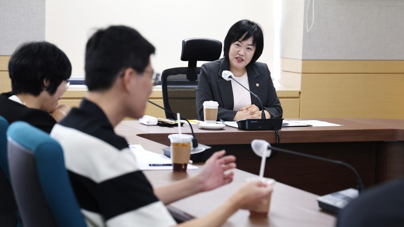 본문 이미지 - 홍소영 병무청장이 30일 오전 정부대전청사에서 'AI챔피언 간담회'를 개최하고, 전문인재들의 의견을 듣고 있다.(병무청 제공)