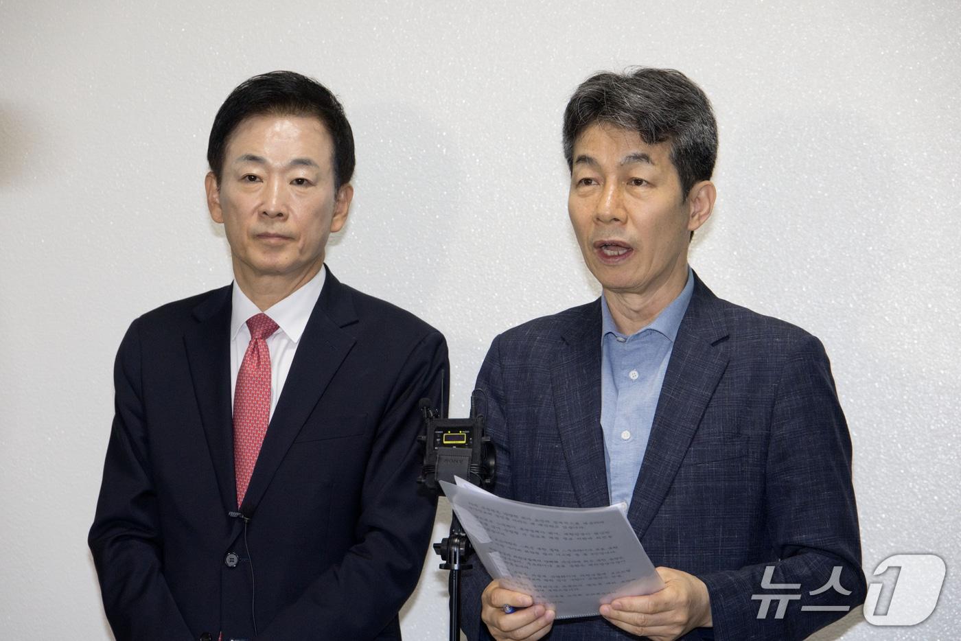 본문 이미지 - 국회 정보위 여야 간사인 윤건영 더불어민주당(오른쪽), 유영하 국민의힘 의원이 30일 서울 여의도 정보위원회 전체회의를 마친 후 브리핑하고 있다. ⓒ 뉴스1 국회사진기자단
