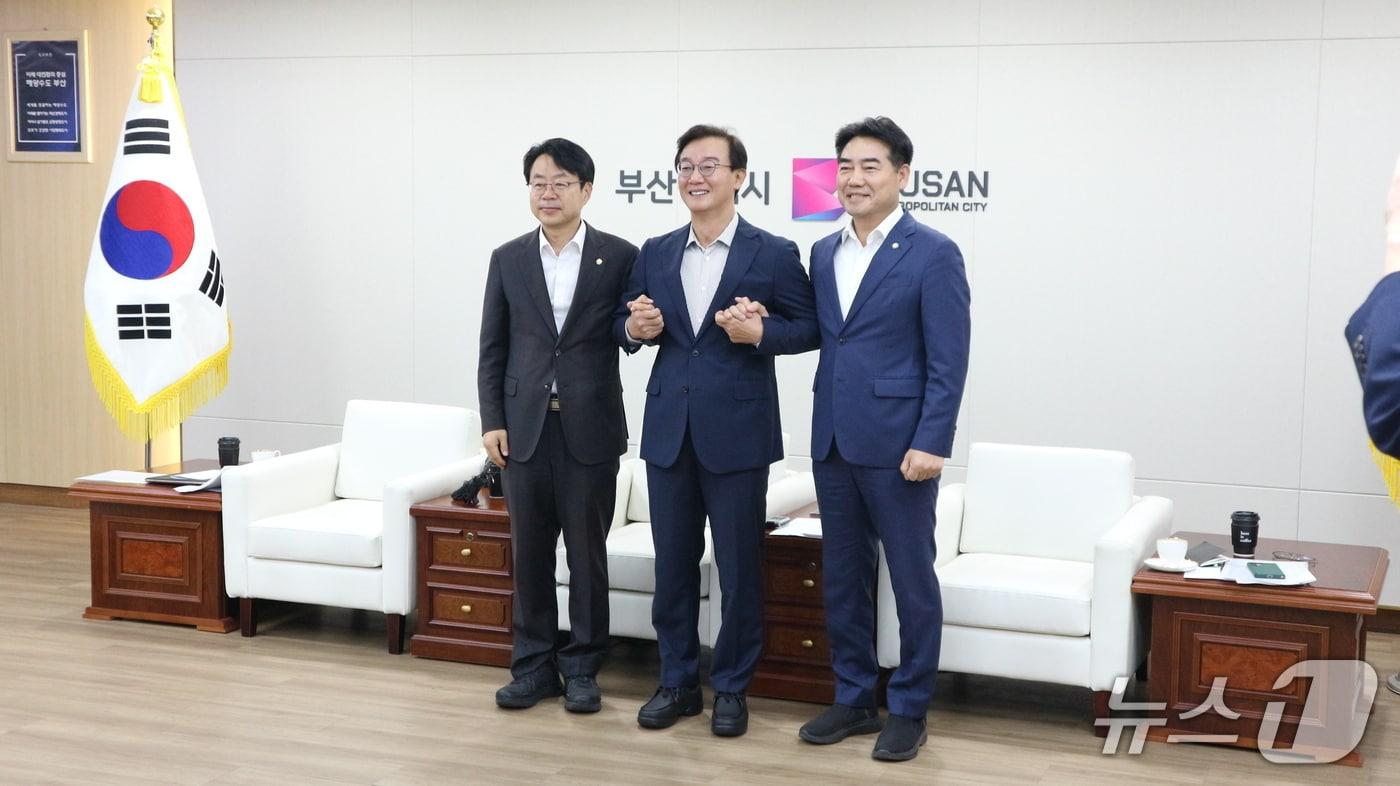 본문 이미지 - 전재수 부산시장(가운데)과 박홍배 더불어민주당 부산시당위원장(왼쪽), 이성권 국민의힘 부산시당위원장이 30일 부산시청 7층 의전실에서 열린 '부산 발전 여·야·정 회의'에서 기념촬영을 하고 있다.2026.9.30 ⓒ 뉴스1 이주현 기자