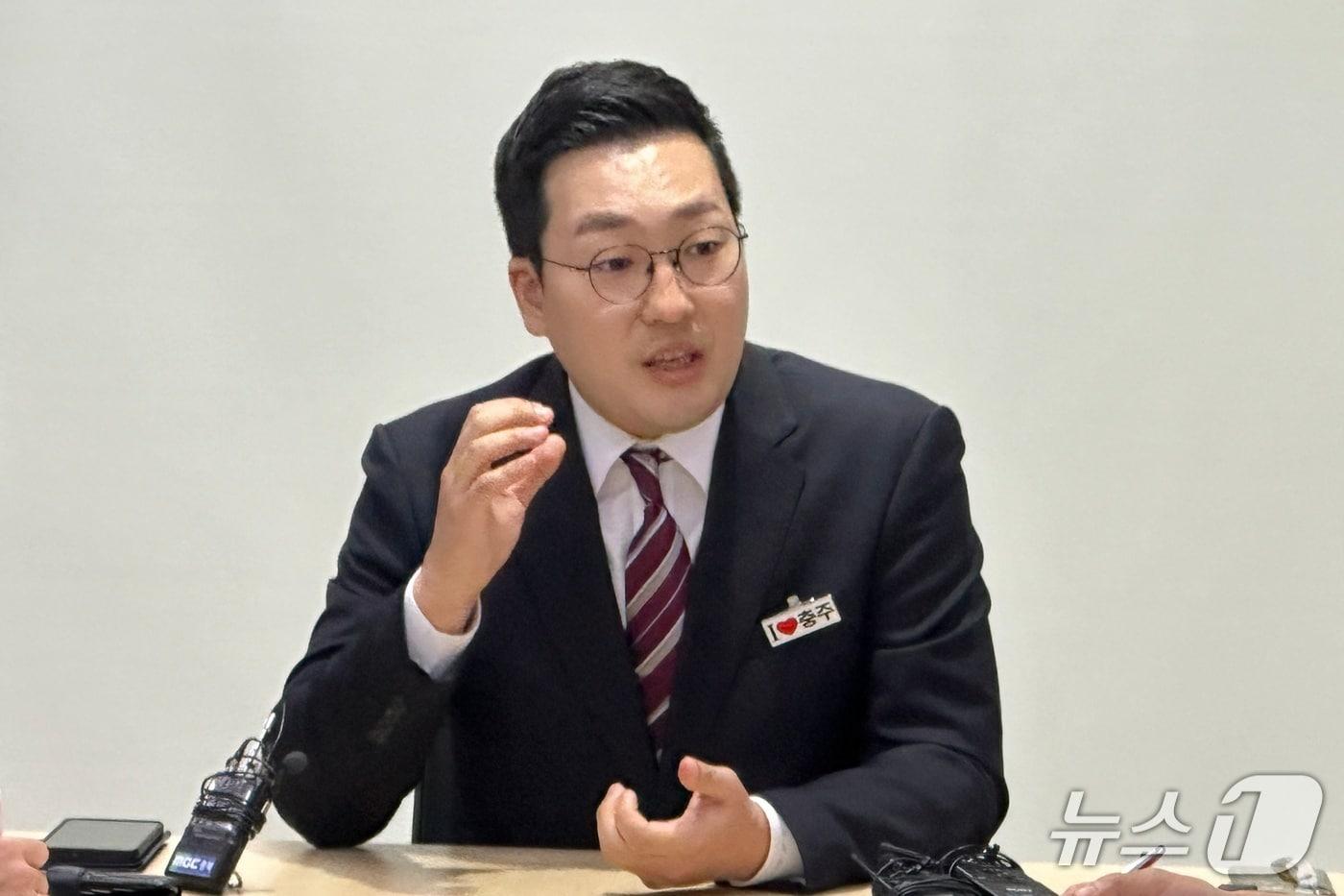 본문 이미지 - 30일 이동석 충주시장이 시청에서 기자간담회를 열어 오는 10월 26~28일 2박 3일간 충주에서 청주까지 도보 행진을 하며 도청 이전의 필요성을 알린다는 계획을 밝히고 있다.2026.9.30/뉴스1