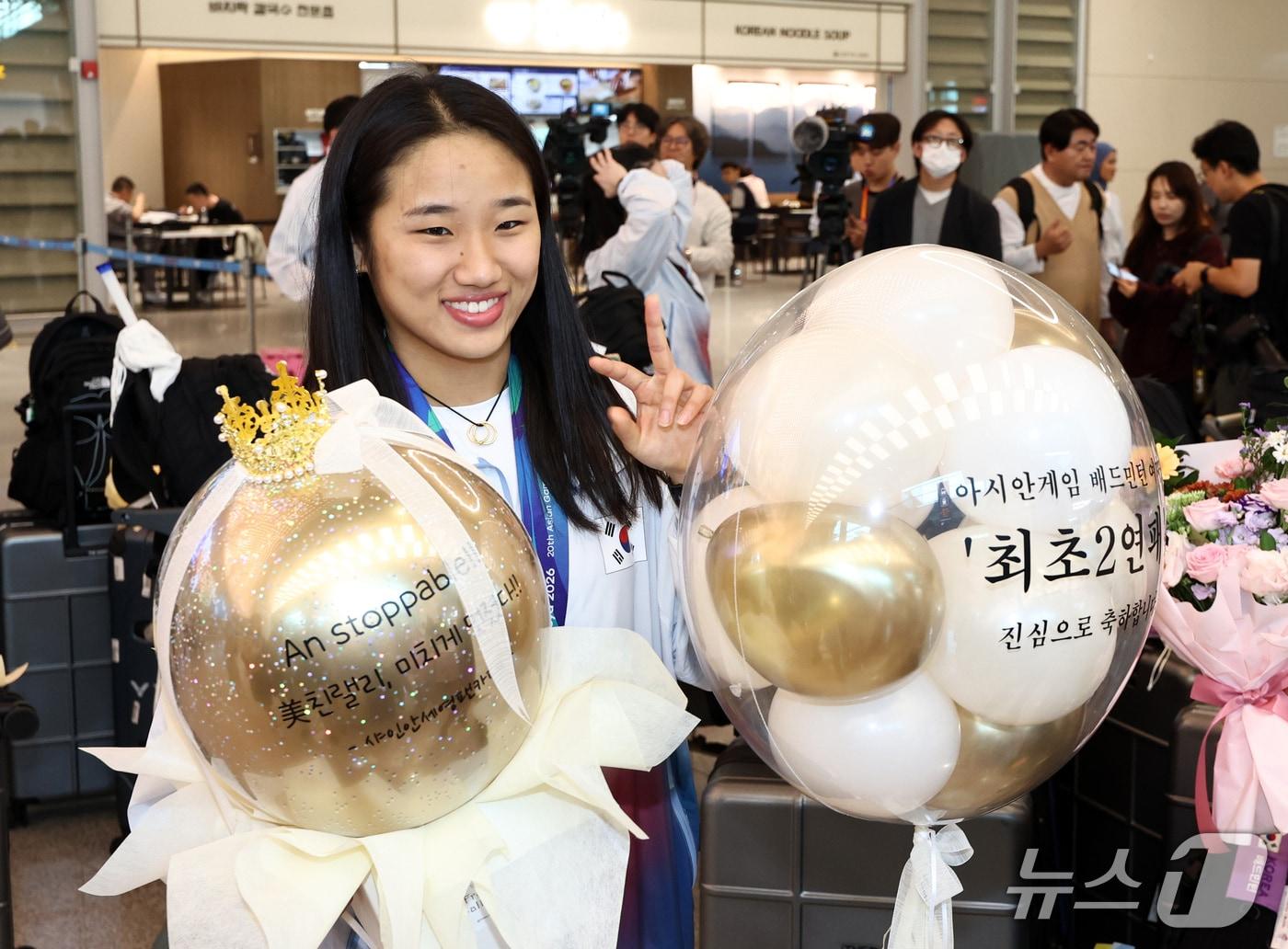 본문 이미지 - 2026 아이치·나고야 아시안게임 배드민턴 여자 단식에서 금메달을 차지한 안세영이 30일 인천국제공항 제2여객터미널을 통해 귀국 후 팬들과 기념촬영을 하고 있다. 2026.9.30 ⓒ 뉴스1 최지환 기자