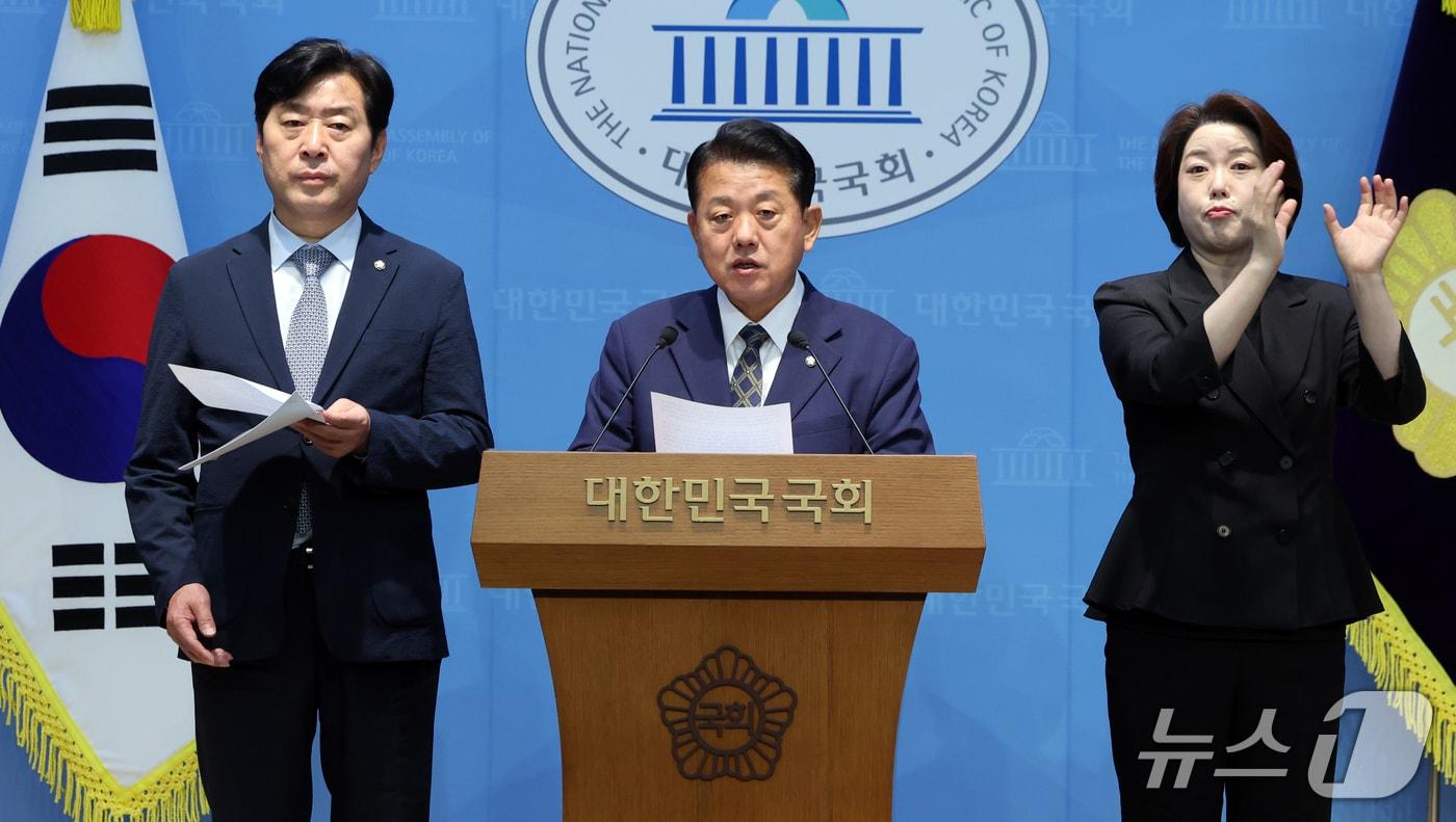 본문 이미지 - 국회 국방위원회 소속 더불어민주당 김병주 간사와 황명선 의원이 30일 오후 서울 여의도 국회 소통관에서 북한 지뢰 폭발 관련 기자회견을 하고 있다. 2026.9.30 ⓒ 뉴스1 국회사진기자단