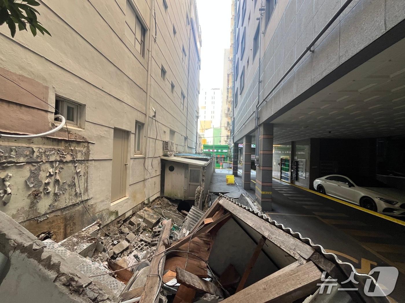 본문 이미지 - 29일 오후 10시 32분쯤 부산 서구의 한 오피스텔과 상가 건물 사이 담벼락이 무너지는 사고가 발생했다. (서구 제공. 재판매 및 DB 금지)