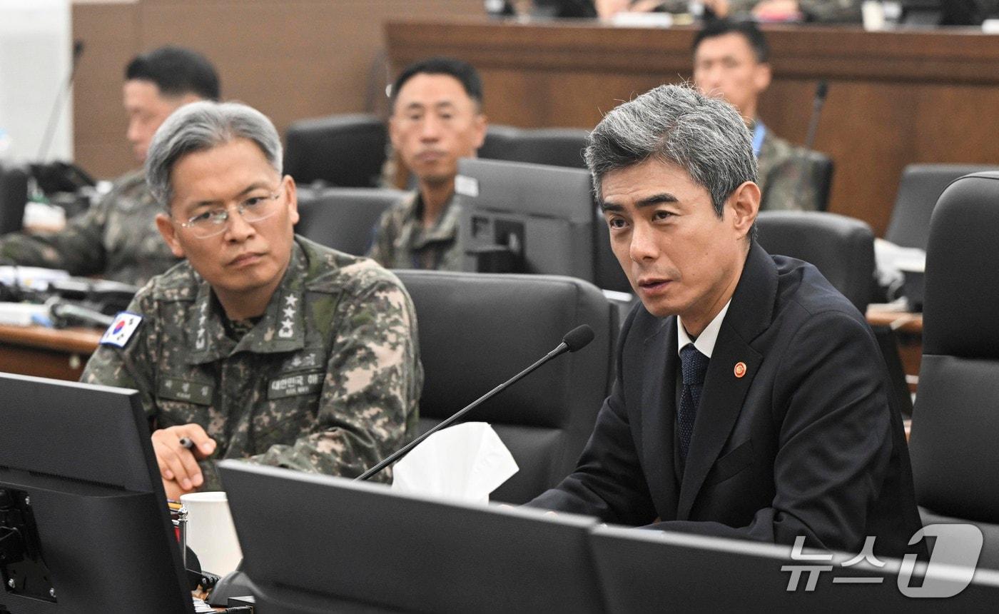본문 이미지 - 강신철 국방부 장관이 30일 오전 해군작전사령부를 방문, 작전 대비태세를 점검하고 있다. (국방부 제공. 재판매 및 DB 금지) 2026.9.30 ⓒ 뉴스1