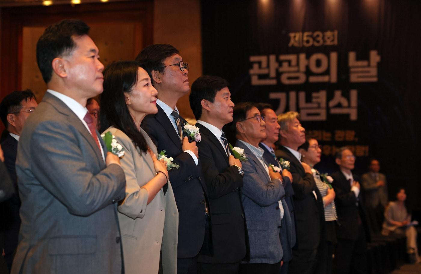 본문 이미지 - 최휘영 문화체육관광부 장관이 30일 서울 중구 롯데호텔에서 열린 제53회 관광의 날 기념식에서 국기에 대한 경례를 하고 있다.(문체부 제공)