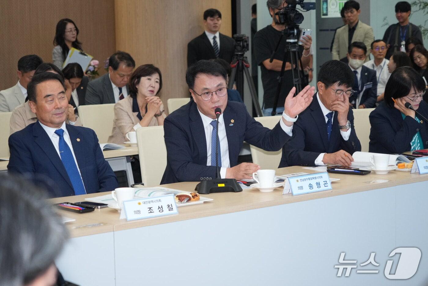 본문 이미지 - 송형곤 전남광주통합특별시의회 의장이 대한민국시도의회의장협의회 제6차 임시회에 참석하고 있다.(시의회 제공. 재배포 및 DB 금지) 2026.9.30 ⓒ 뉴스1