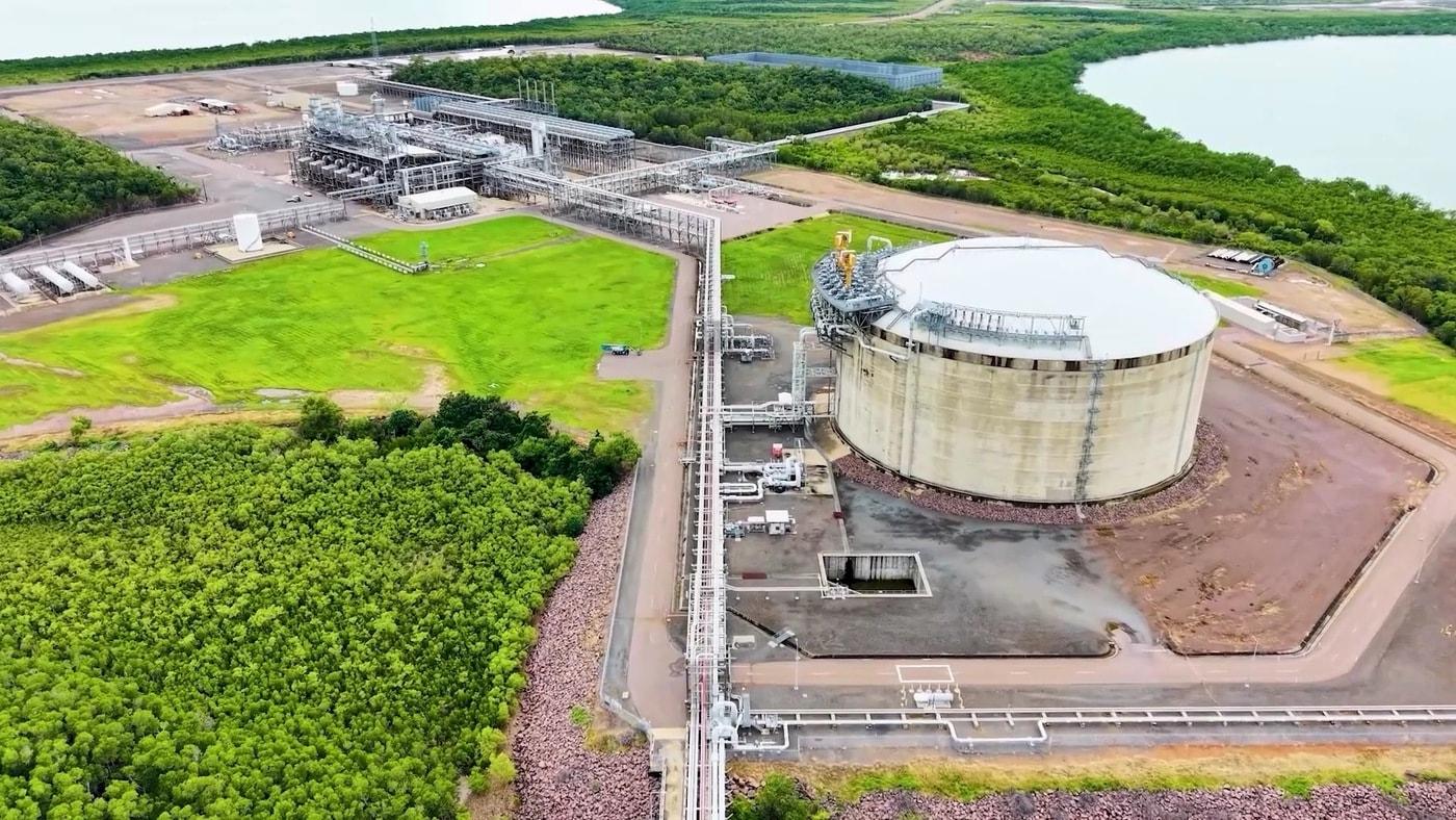 본문 이미지 - 호주 다윈LNG플랜트 LNG 저장탱크와 액화플랜트 (SK이노베이션 제공)