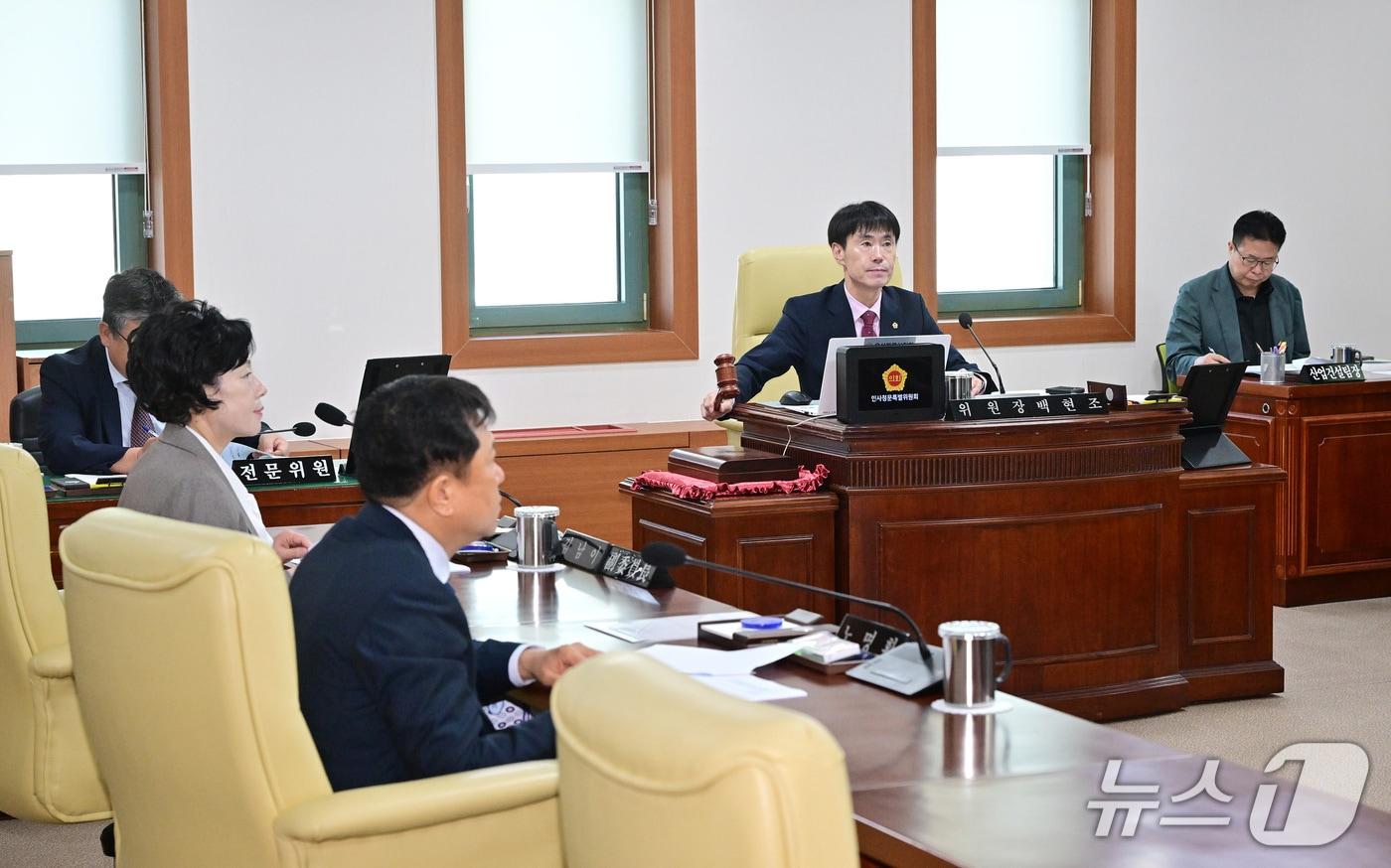 본문 이미지 - 울산시의회가 30일 한양현 울산신용보증재단 이사장 임용후보자에 대한 인사청문 경과보고서를 최종 채택하고 있다.(울산시의회 제공. 재판매 및 DB 금지)/뉴스1