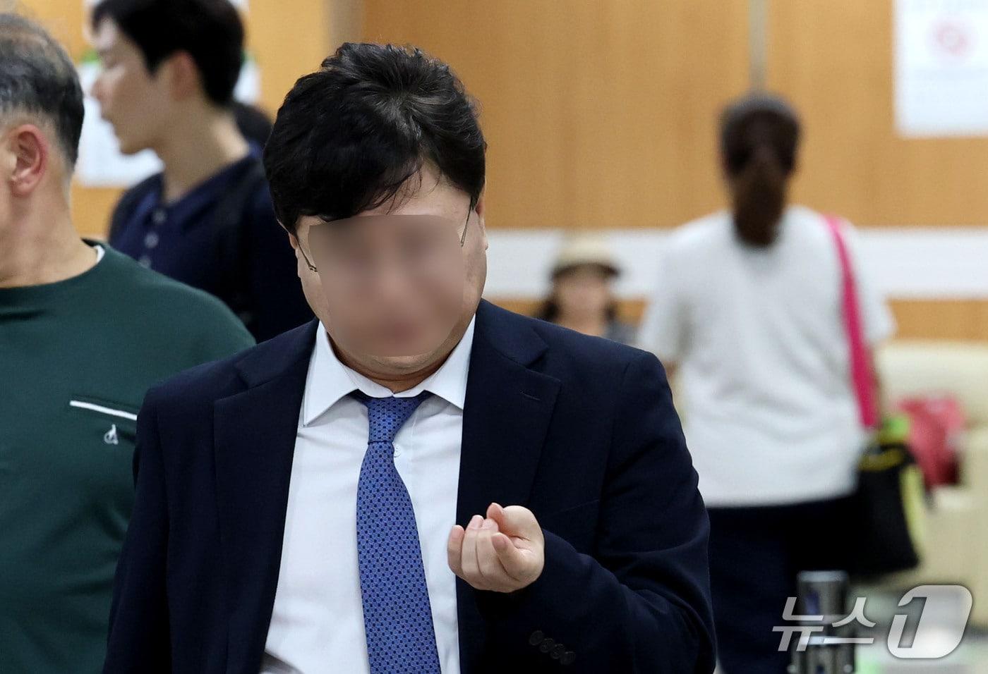 본문 이미지 - 김승원 전 법무부 장관 후보자의 '신약 청탁 의혹' 핵심 인물로 지목된 제약업체 제넨셀 창업주 강 모 씨가 30일 오후 서울 서초구 서울고등법원에서 열린 특정경제범죄가중처벌 등에 관한 법률 위반(배임) 등 혐의 항소심 선고기일에 출석하고 있다. 2026.9.30 ⓒ 뉴스1 이광호 기자