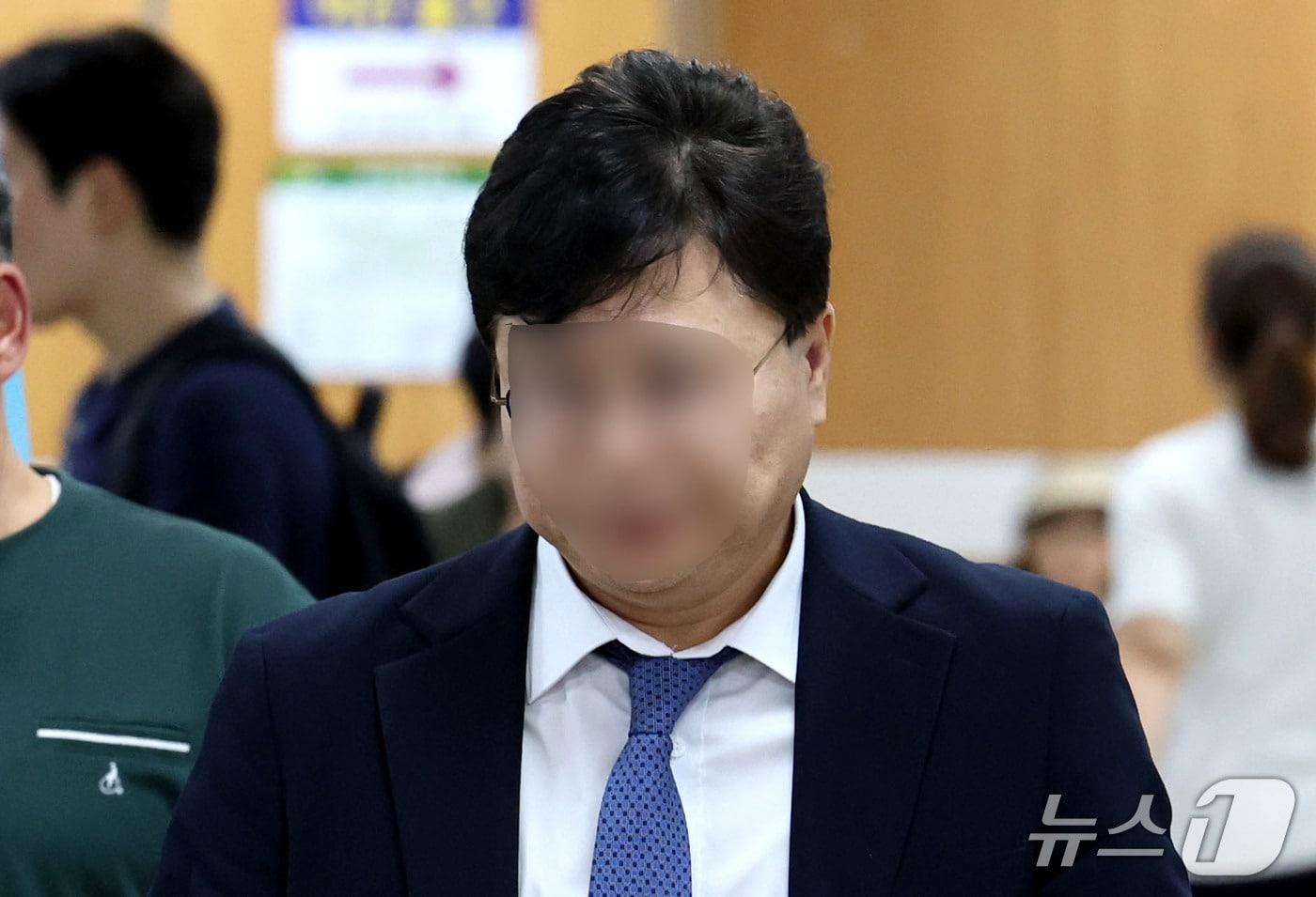 본문 이미지 - 김승원 전 법무부 장관 후보자의 '신약 청탁 의혹' 핵심 인물로 지목된 제약업체 제넨셀 창업주 강 모 씨가 30일 오후 서울 서초구 서울고등법원에서 열린 특정경제범죄가중처벌 등에 관한 법률 위반(배임) 등 혐의 항소심 선고기일에 출석하고 있다. 2026.9.30 ⓒ 뉴스1 이광호 기자