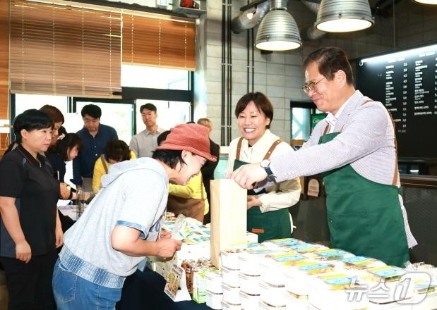 본문 이미지 - 송미령 농림축산식품부 장관이 30일 조지훈 전주시장과 함께 전주 팔복예술공장에서 산업단지 근로자들에게 김밥과 컵밥, 샌드위치 등 아침 간편식을 전달하고 있다.(전주시 제공, 재판매 및 DB 금지).