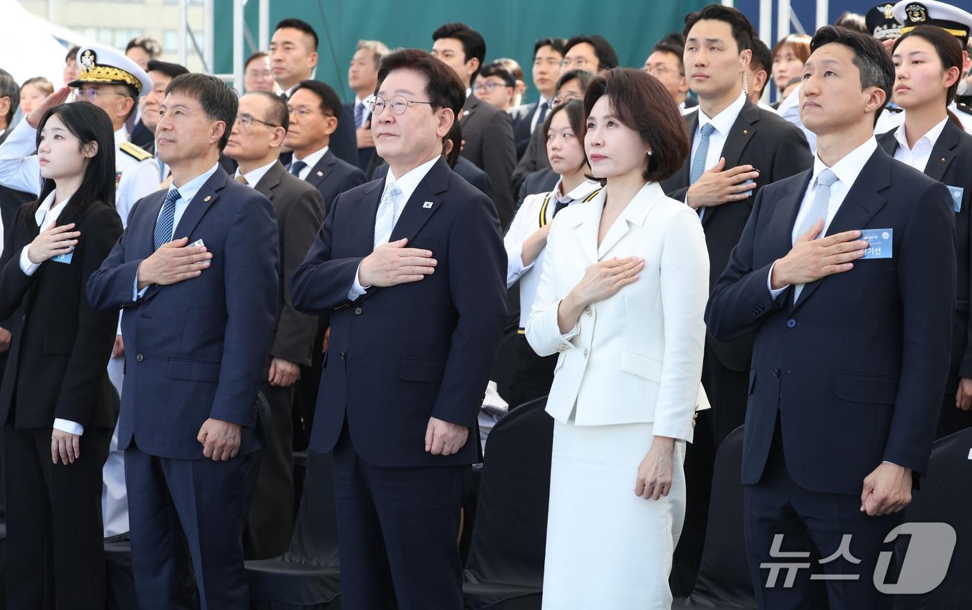 본문 이미지 - 이재명 대통령과 김혜경 여사가 30일 울산에서 열린 대호김종서함 진수식에서 국민의례를 하고 있다. 2026.9.30 ⓒ 뉴스1 이재명 기자