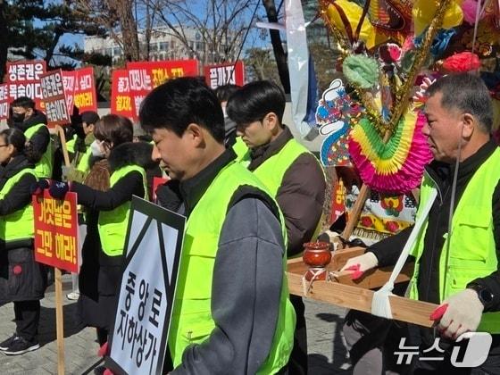 본문 이미지 - 경쟁 입찰 과정에서 조작이 있었다며 수사를 촉구하는 대전 중앙로지하상가 상인들. ⓒ 뉴스1 김종서 기자