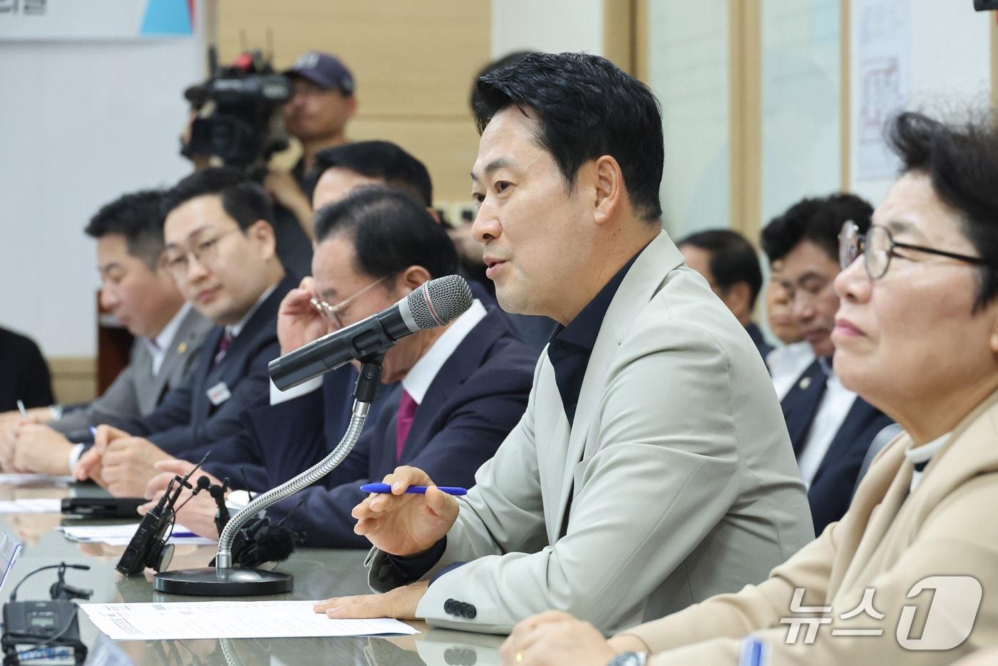 본문 이미지 - 장동혁 국민의힘 대표가 30일 충북 충주시 하나로마트 탄금점에서 열린 농민 수탈 농지 전수조사 간담회에서 인사말을 하고 있다. 2026.9.30 ⓒ 뉴스1 신웅수 기자