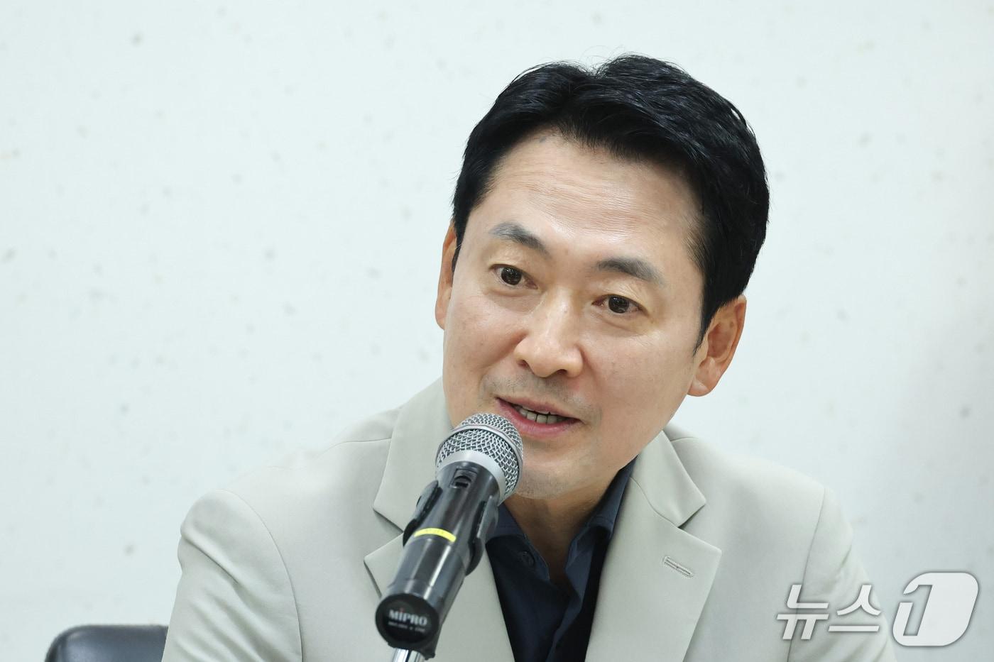 본문 이미지 - 장동혁 국민의힘 대표가 30일 충북 충주시 하나로마트 탄금점에서 열린 농민 수탈 농지 전수조사 간담회에서 인사말을 하고 있다. 2026.9.30 ⓒ 뉴스1 신웅수 기자