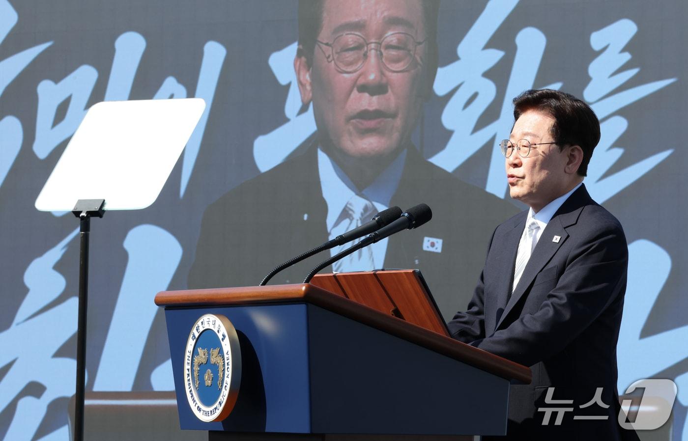 본문 이미지 - 이재명 대통령이 30일 울산에서 열린 대호김종서함 진수식에서 축사를 하고 있다. 2026.9.30 ⓒ 뉴스1 이재명 기자