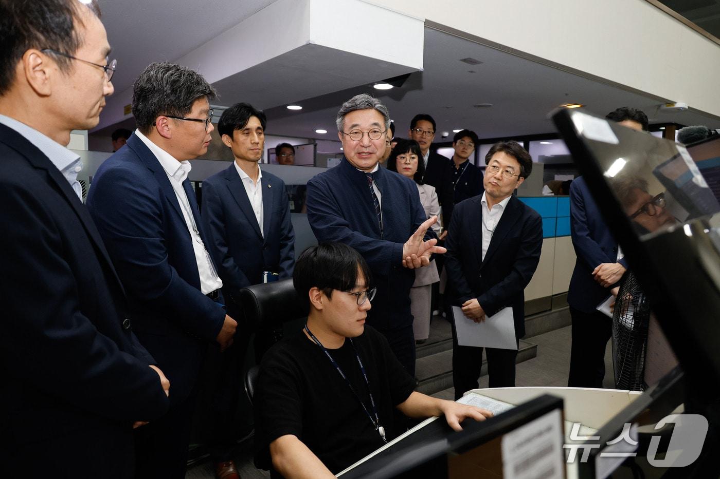 본문 이미지 - 윤호중 행정안전부 장관이 30일 오전 지난해 배터리 화재가 발생한 국가정보자원관리원 대전본원을 방문, 전산실 복구 상황 및 디지털 안전관리 체계 등 종합 점검을 하고 있다. (행정안전부 제공. 재판매 및 DB 금지) 2026.9.30 ⓒ 뉴스1