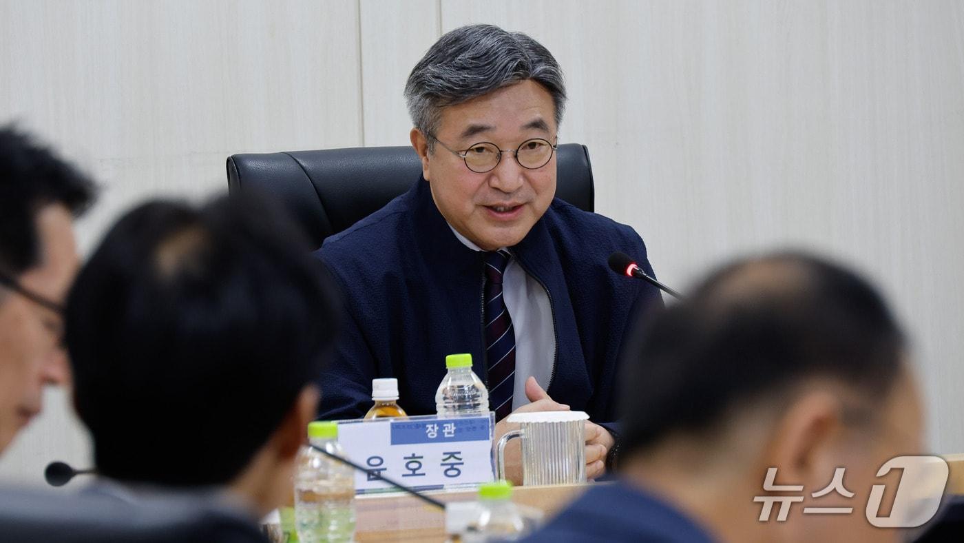 본문 이미지 - 윤호중 행정안전부 장관이 30일 오전 지난해 배터리 화재가 발생한 국가정보자원관리원 대전본원을 방문, 현황보고를 받고 있다. (행정안전부 제공. 재판매 및 DB 금지) 2026.9.30 ⓒ 뉴스1