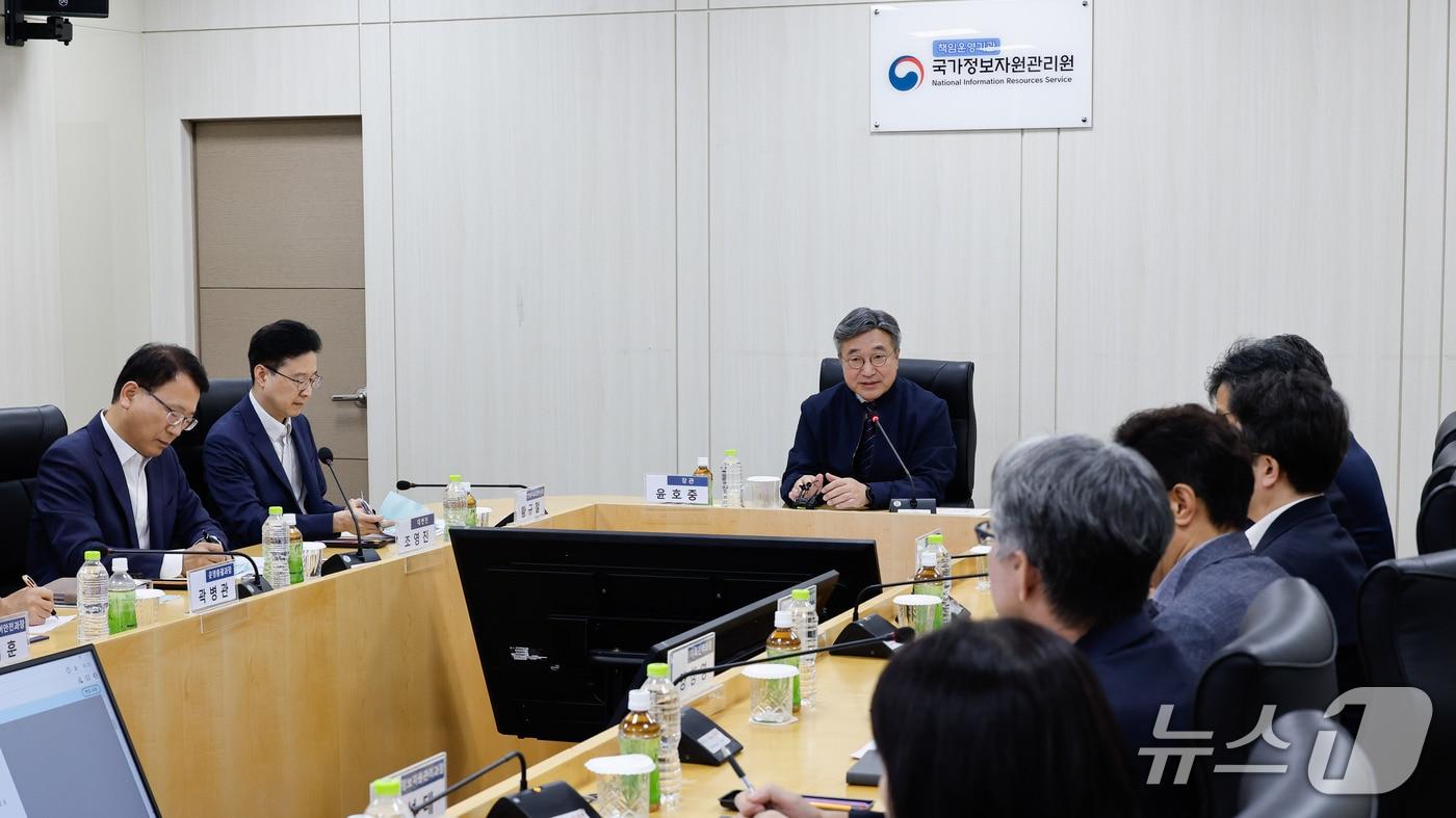 본문 이미지 - 윤호중 행정안전부 장관이 30일 오전 지난해 배터리 화재가 발생한 국가정보자원관리원 대전본원을 방문, 현황보고를 받고 있다. (행정안전부 제공. 재판매 및 DB 금지) 2026.9.30 ⓒ 뉴스1