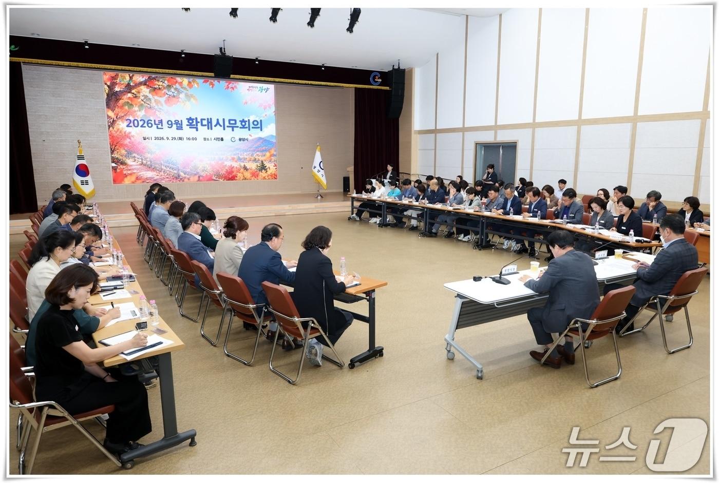 본문 이미지 - 광양시가   '광양대전환 정책발굴'을 주제로 직원들이 제안한 아이디어를 공유하고 직원투표를 실시한 결과  '광양시+항만공사+포스코, 광양시 캐릭터 굿즈샵 운영 및 市 재원 확보'가 1위를 차지했다(광양시 제공)