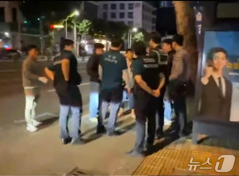 본문 이미지 - 30일 오전4시쯤  대구 수성구에서 유튜버들과 조직폭력배로 추정되는 남성들 10여명이 충돌하는 사건이 발생해 경찰이 출동했다.(유튜브 '구동현 방송국' 제공. 재판매 및 DB 금지)2026.9.30/뉴스1